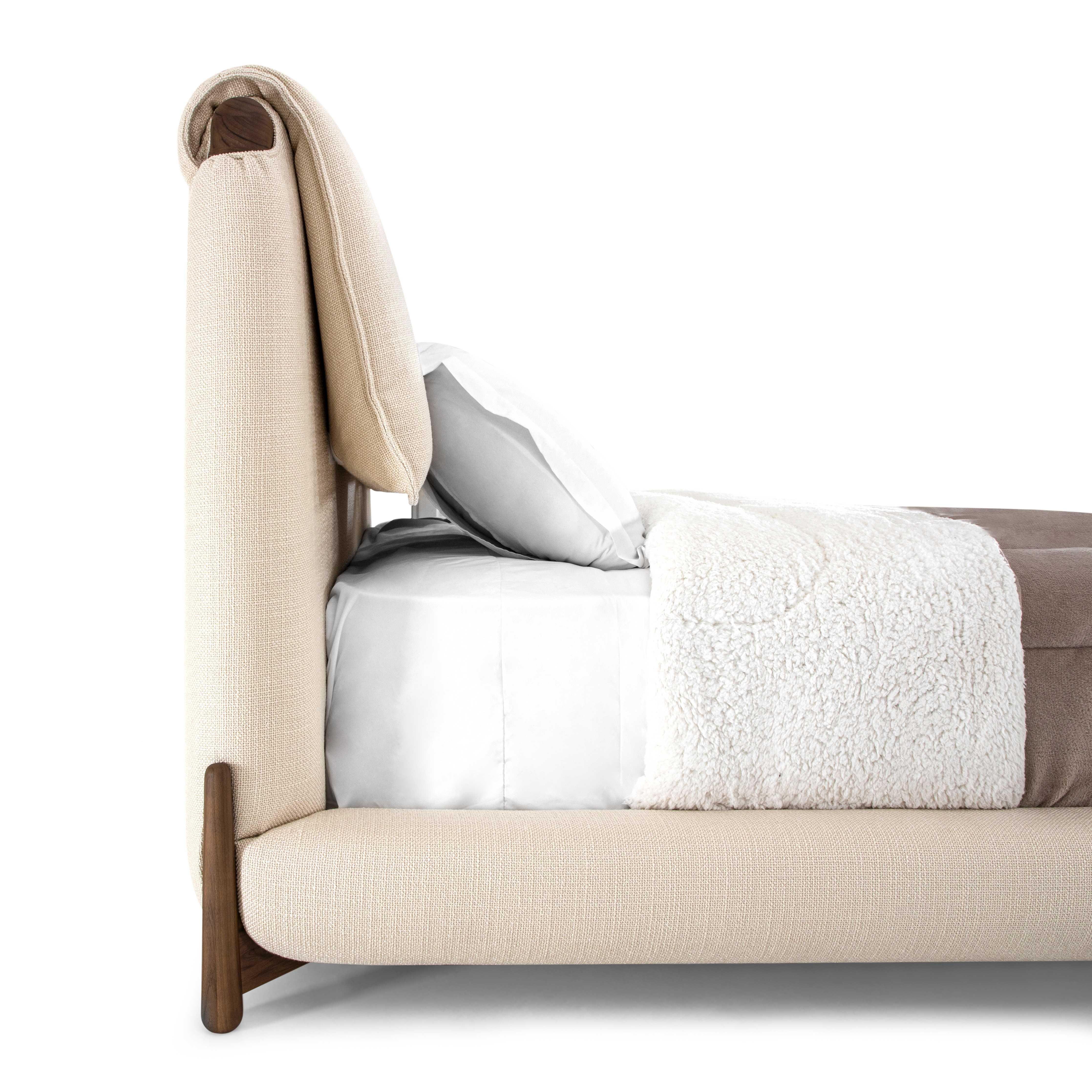 Brésilien Lit King Size tapissé en tissu ivoire avec finition noyer, Elbow Line en vente