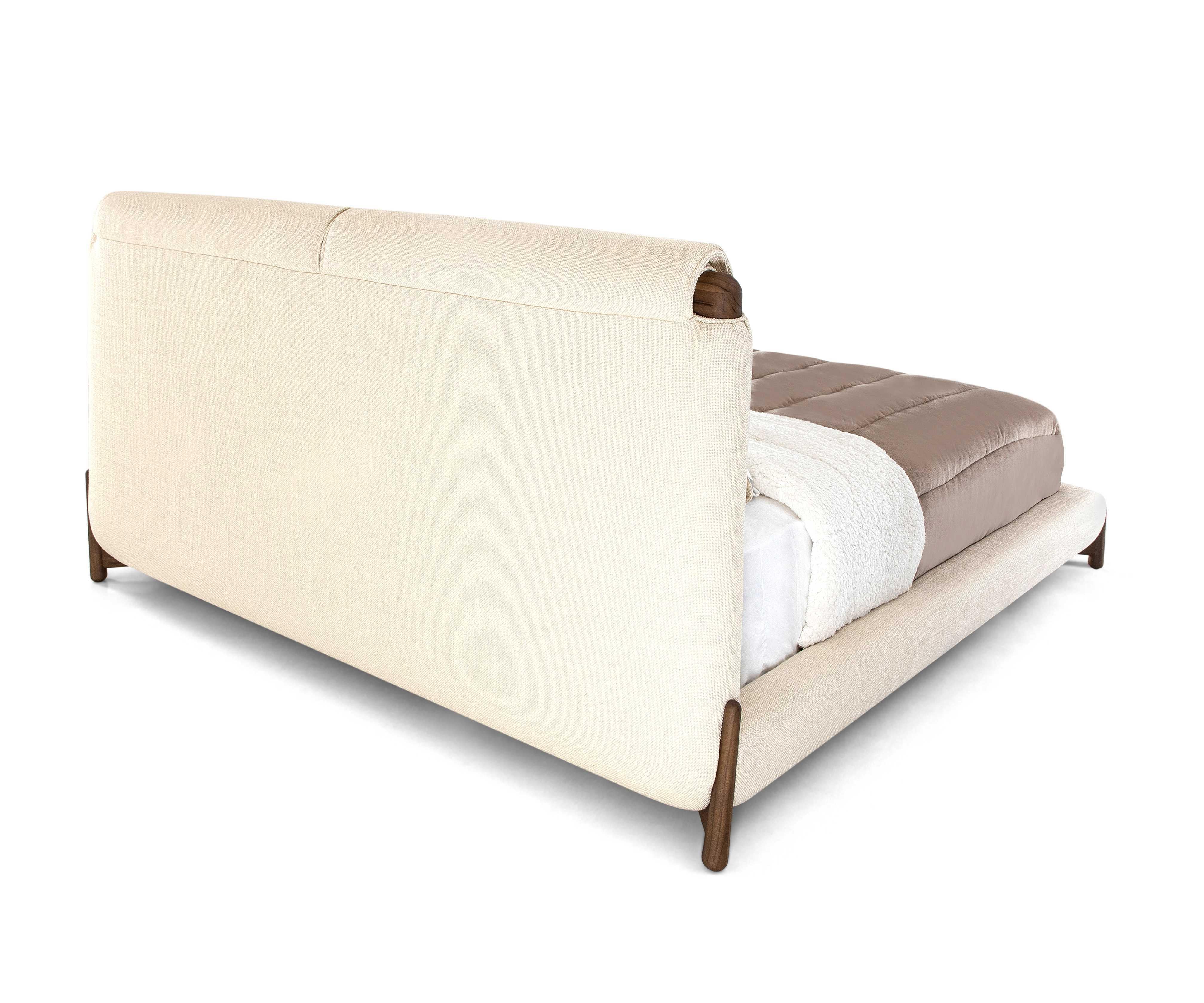 Tacheté Lit King Size tapissé en tissu ivoire avec finition noyer, Elbow Line en vente