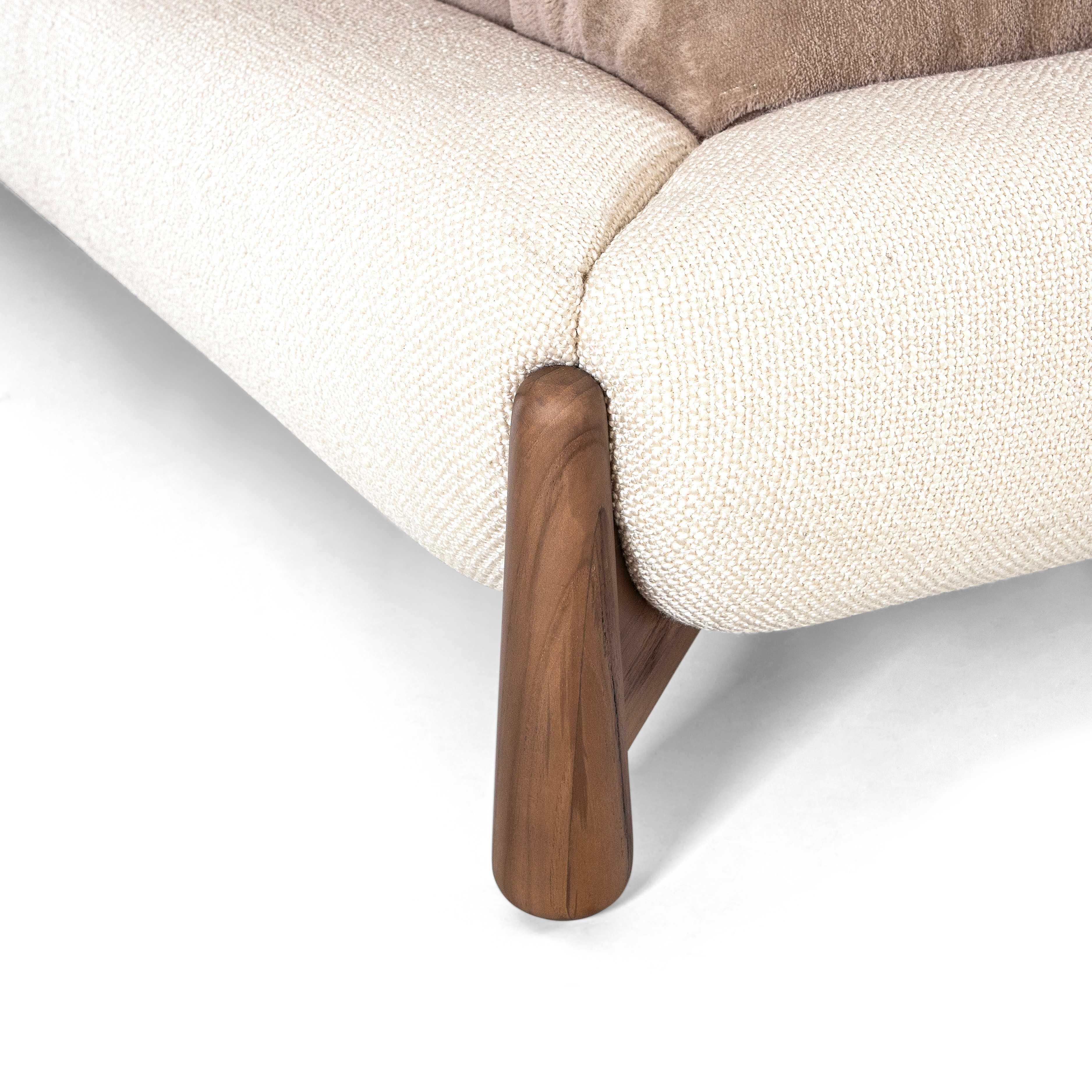 Lit King Size tapissé en tissu ivoire avec finition noyer, Elbow Line Neuf - En vente à Miami, FL