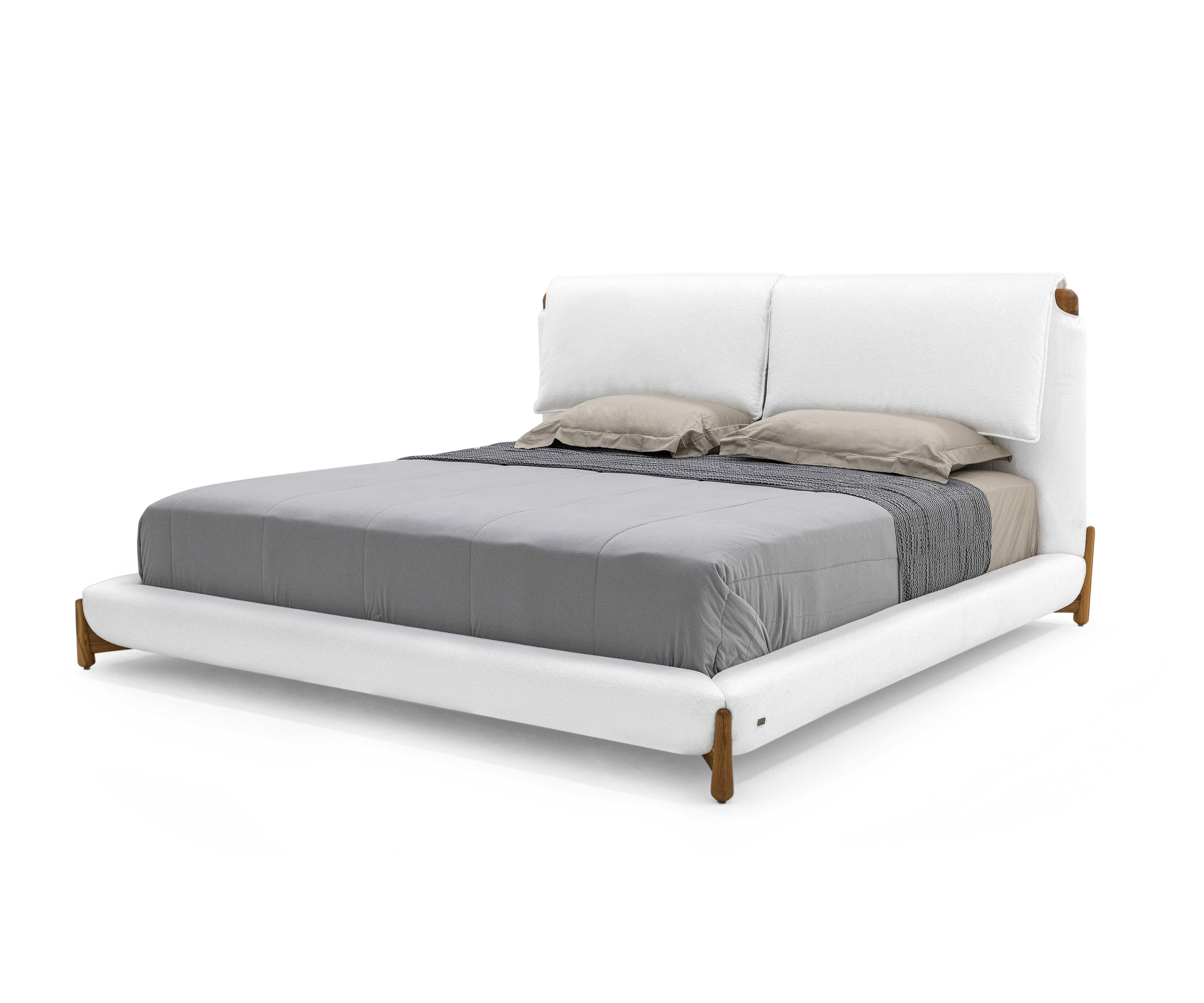 Un lit King size en teck conçu par Studio + A ! pour Uultis avec un tissu blanc. Découvrez la combinaison parfaite de l'élégance moderne et de l'artisanat intemporel avec le lit King size Eleg. Conçue pour rehausser l'esthétique de votre chambre à