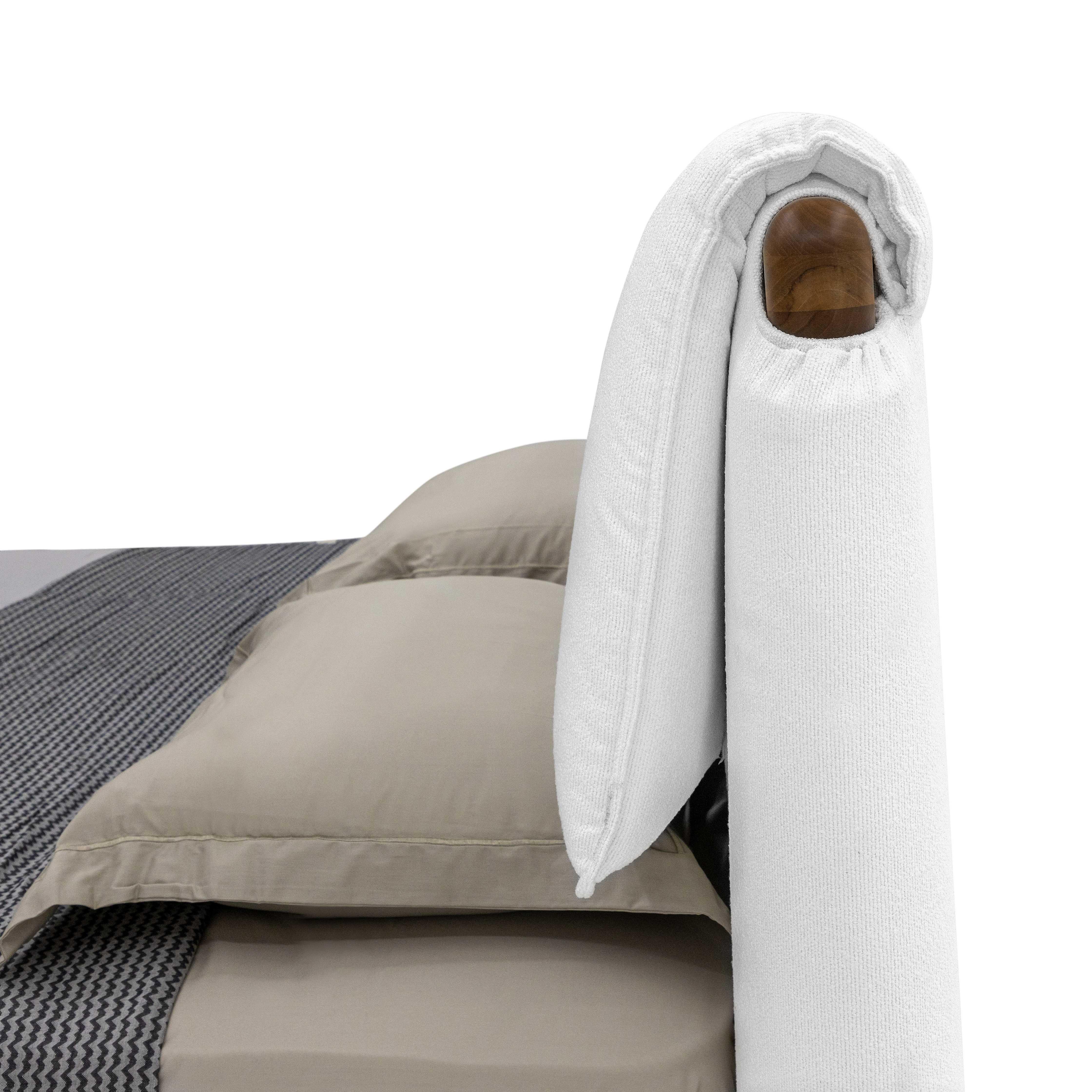Lit king size personnalisable en teck avec revêtement en tissu blanc, collection Elbow Neuf - En vente à Miami, FL