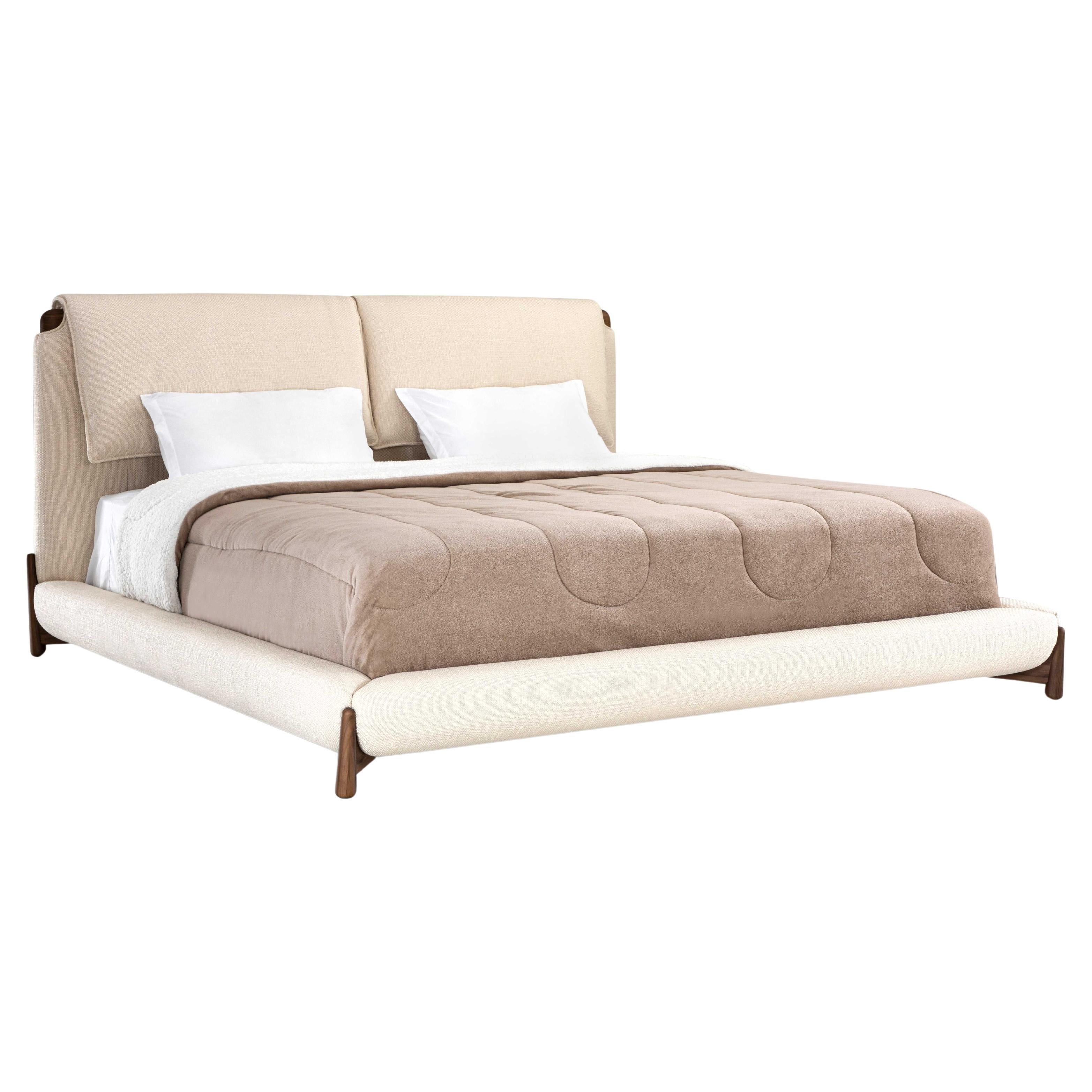 Anpassbares Queen Bett mit Walnuss-Akzenten und elfenbeinfarbenem Stoff - Elbow Collection