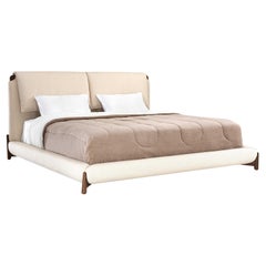 Anpassbares Queen Bett mit Walnuss-Akzenten und elfenbeinfarbenem Stoff - Elbow Collection