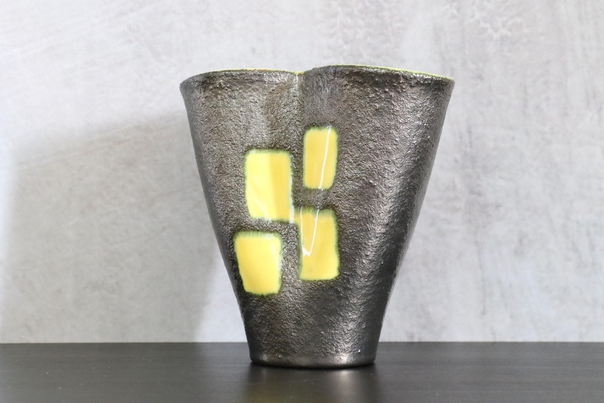Vase en céramique Elchinger, vase en céramique français des années 1950, signé - ère Jouve

Il s'agit d'un vase en faïence avec un décor émaillé de formes rectangulaires jaunes sur un fond noir profond. 
Il y a un beau jeu de textures entre les