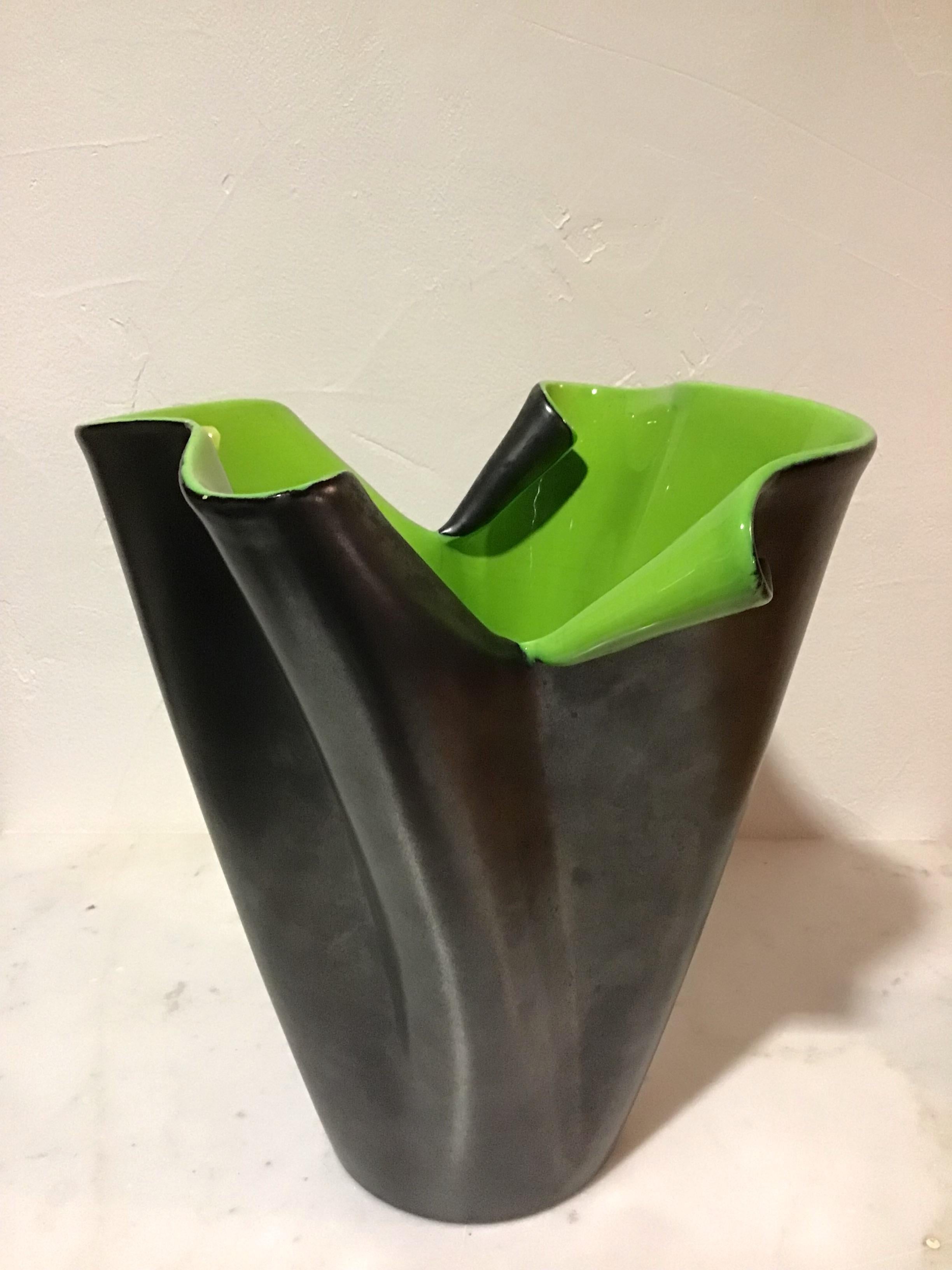 Vase mouchoir Elchinger datant des années 1950. Magnifique émail vert brillant et noir.
Signé Elchinger France
Céramiques Elchinger est une entreprise familiale française située en Alsace.
Cette céramique date de la même époque que d'autres