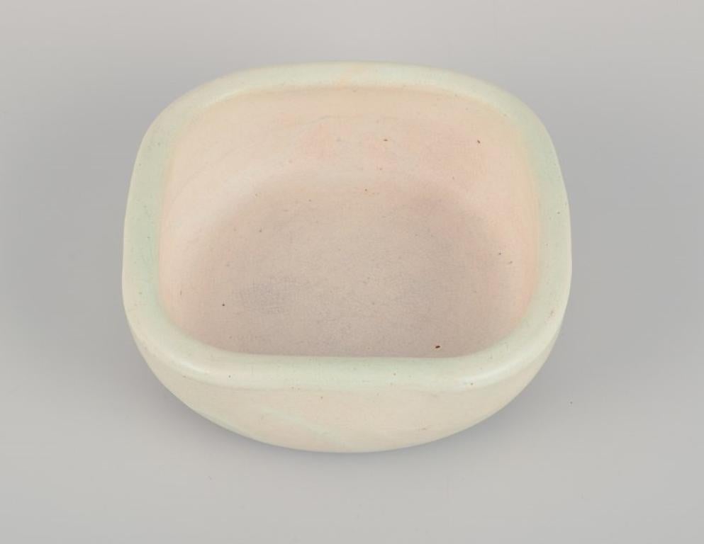 Elchinger, France. Bol en céramique avec glaçure aux tons clairs. Décoré à la main.
Ca. 1960.
Marqué.
En excellent état, avec des craquelures naturelles.
Dimensions : Diamètre 14,0 cm x hauteur 5,0 cm.