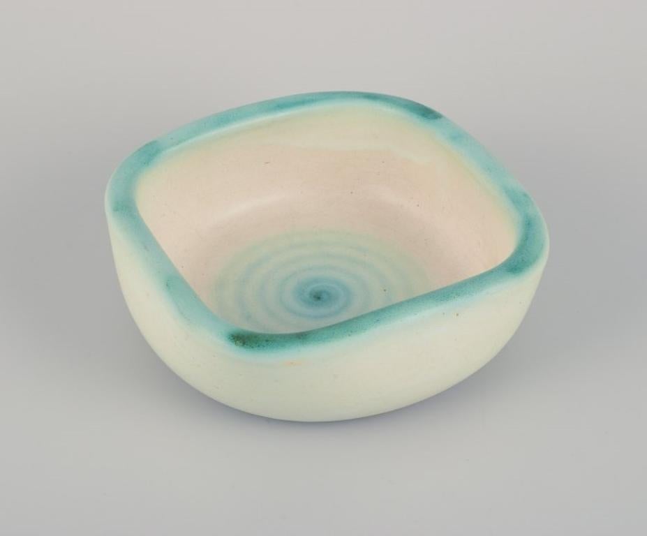 Elchinger, Francia. Due ciotole in ceramica con smalto chiaro. Decorato a mano. Decorazione a forma di spirale.
Ca. 1960.
Contrassegnato.
In ottime condizioni con craquelure naturale.
Dimensioni: Diametro 14,0 cm x Altezza 5,0 cm.