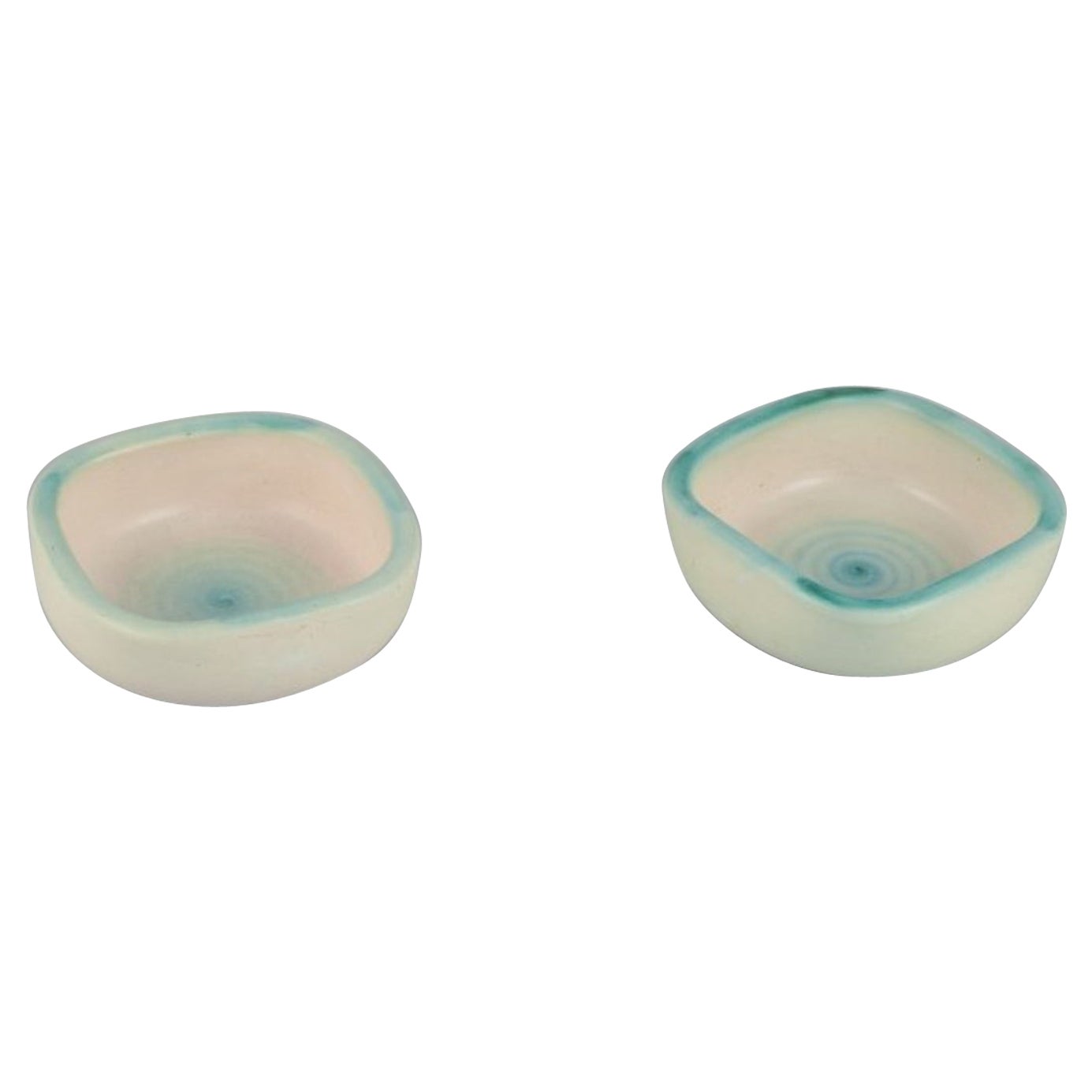 Elchinger, Francia. Due ciotole in ceramica con smalto chiaro.