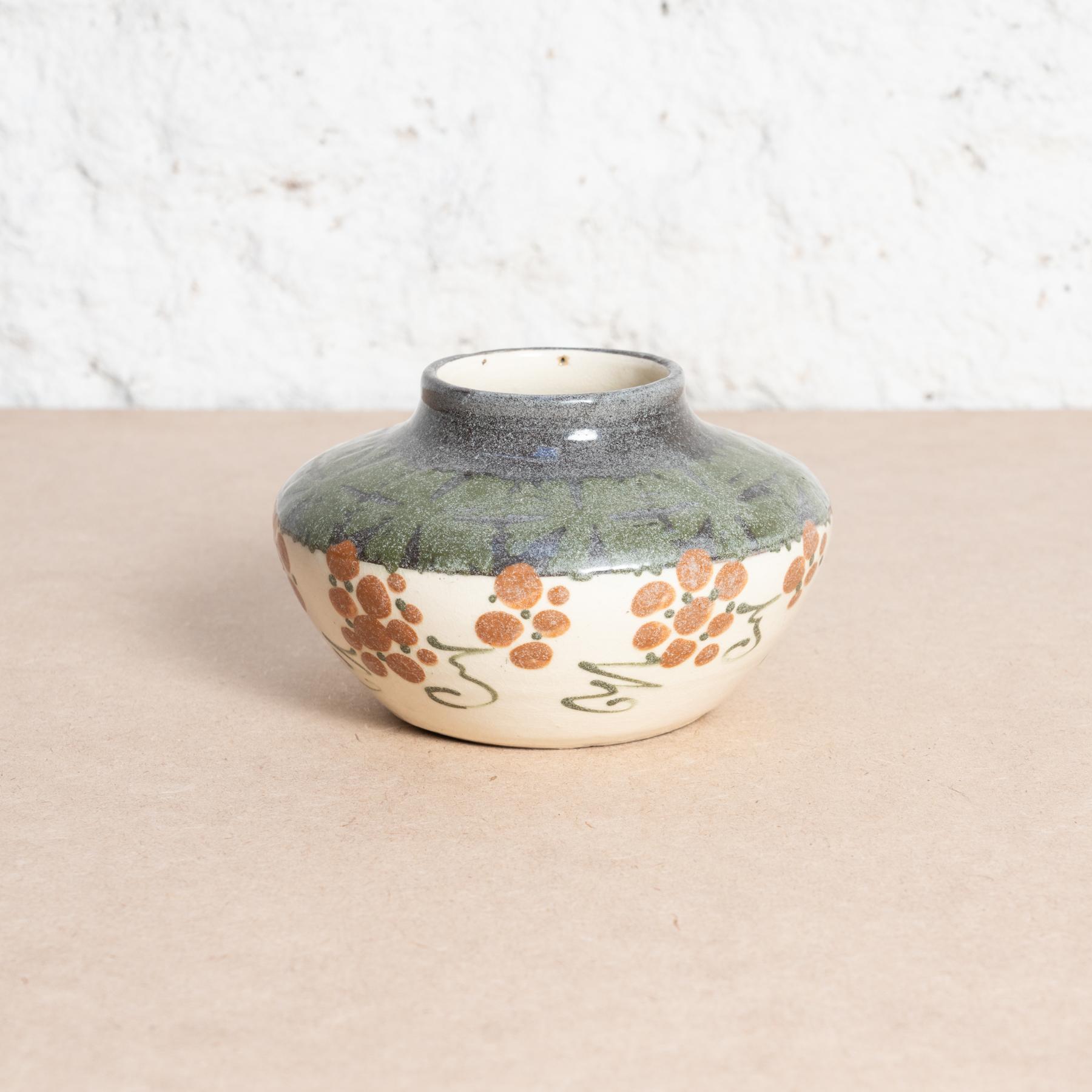 Vase en poterie peint à la main par Elchinger, vers 1960.    Fabriqué en France.    Signé.    En état d'origine, avec de légères usures dues à l'âge et à l'utilisation, préservant une belle patine.    Matériau :  Céramique.   