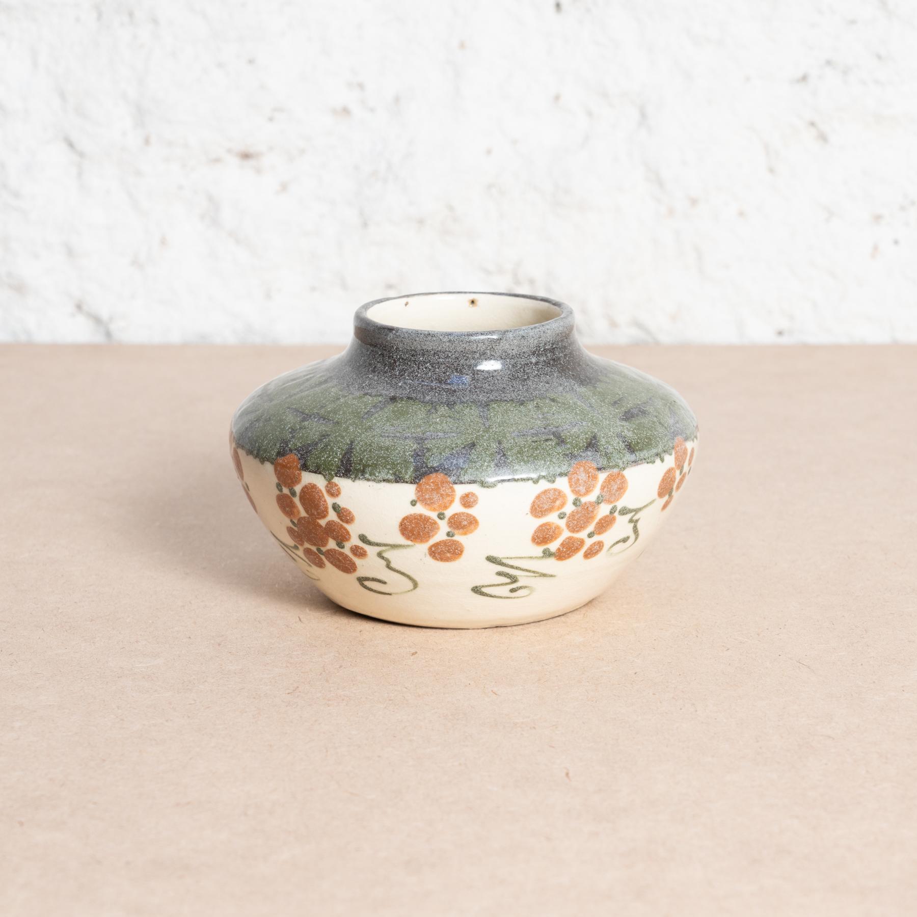Vase en poterie peint à la main par Elchinger, vers 1960.

Fabriqué en France.

Signé.

En état d'origine, avec de légères usures dues à l'âge et à l'utilisation, préservant une belle patine.

Matériau :
Céramique.
 