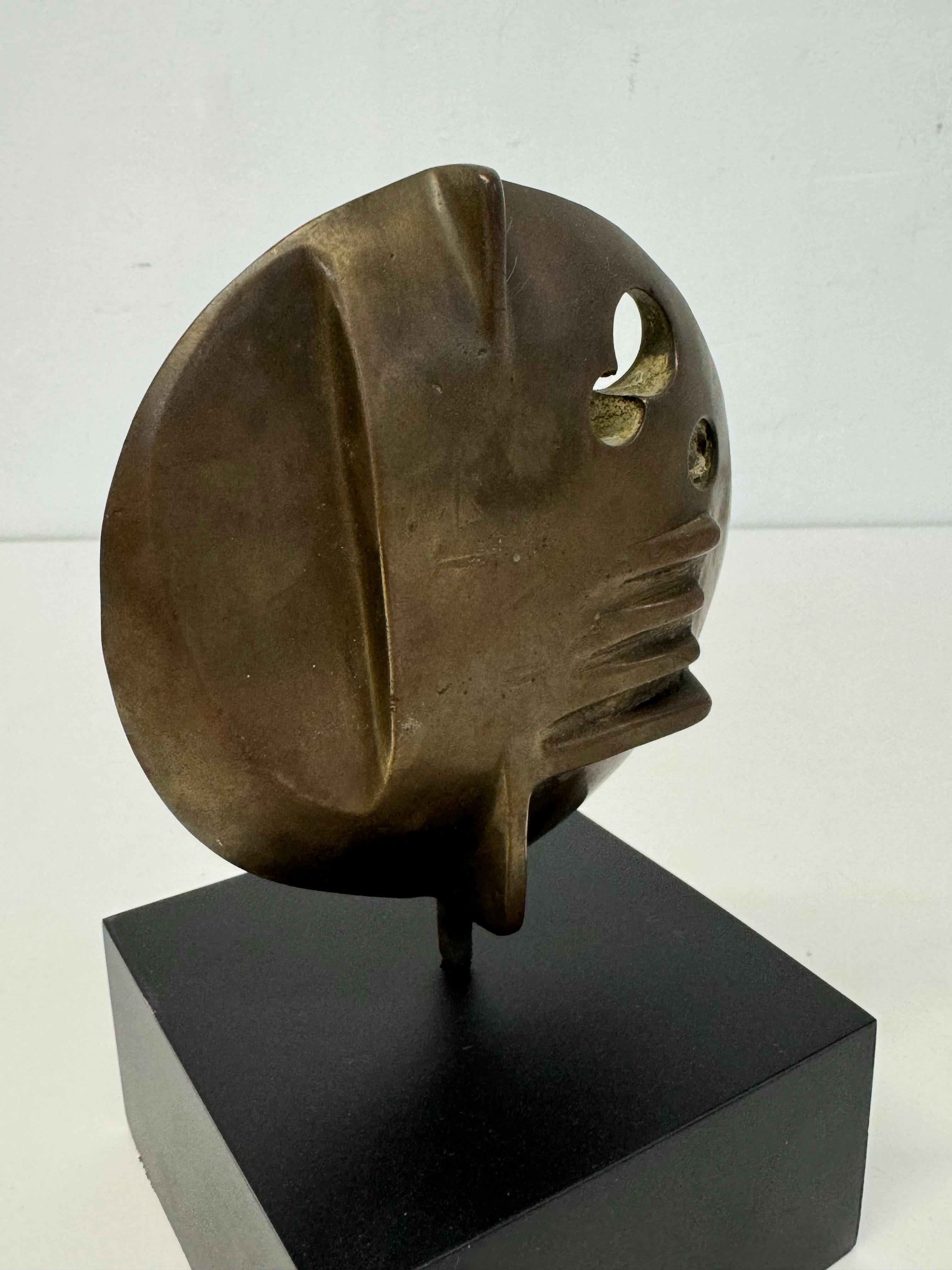 Scultura astratta in bronzo su supporto nero opaco di Elvio Becheroni.