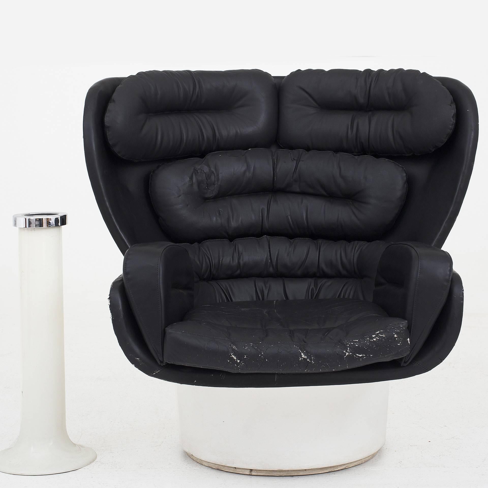 Lounge chair with swivel base and black leather. Maker Stilnovo.