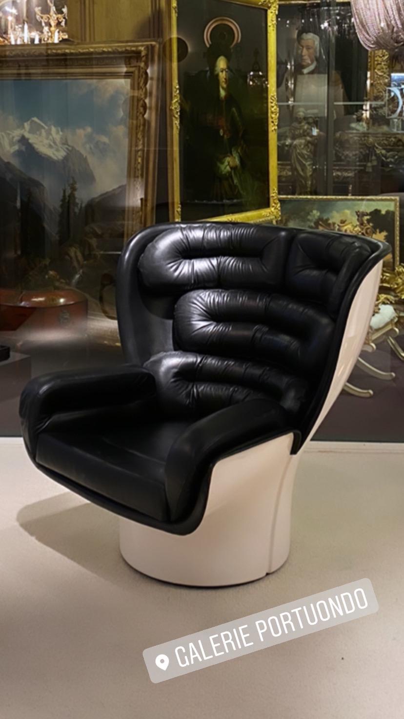 Elda armchair by Joe Colombo
White fiber and black leather
Vintage condition, circa 1970.