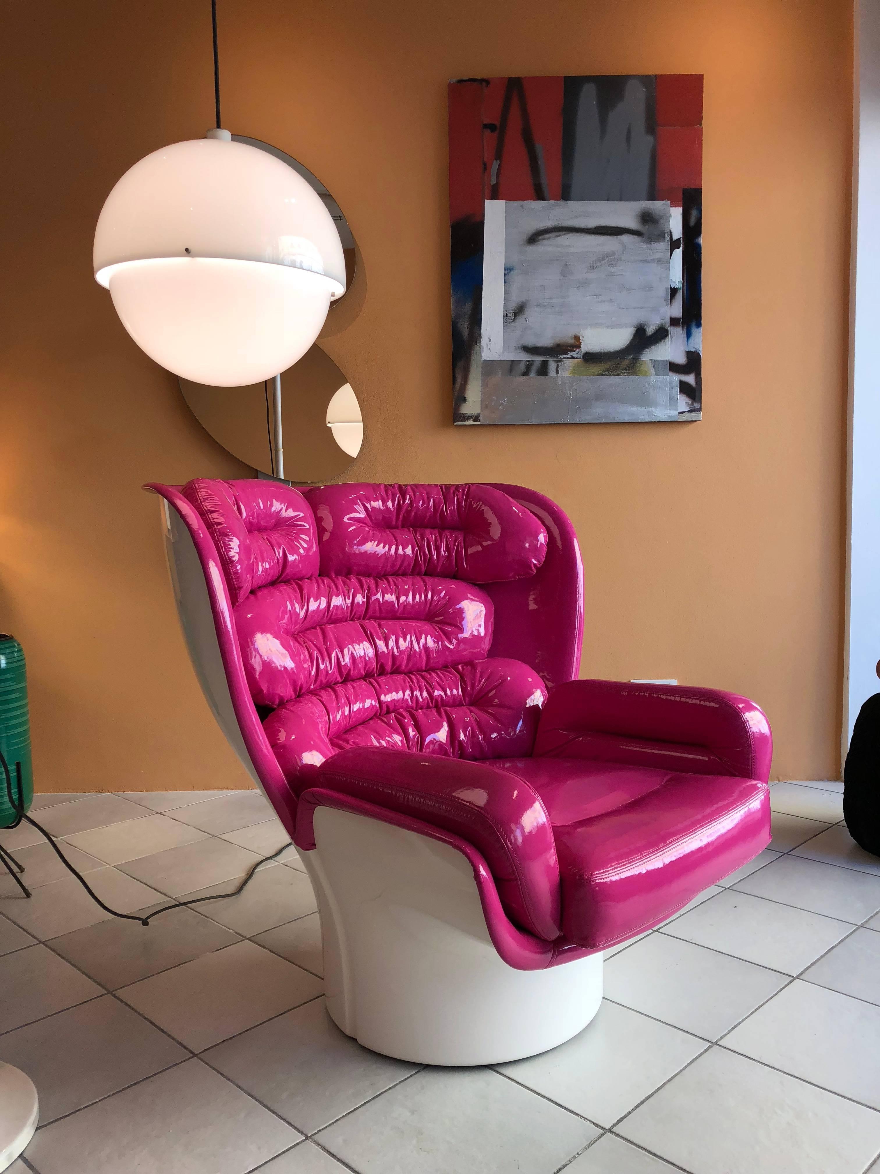 One off Elda armchair, design Joe Colombo, edition Longhi. White shell, pink gloss vinyl lining.