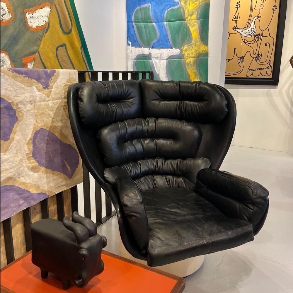  While visiting a shipyard, Joe Colombo was inspired by the hulls of ships to design a chair. He created a self-supporting fiberglass structure that was as robust as anything. This 360° swiveling hull is fitted with seven removable cushions in