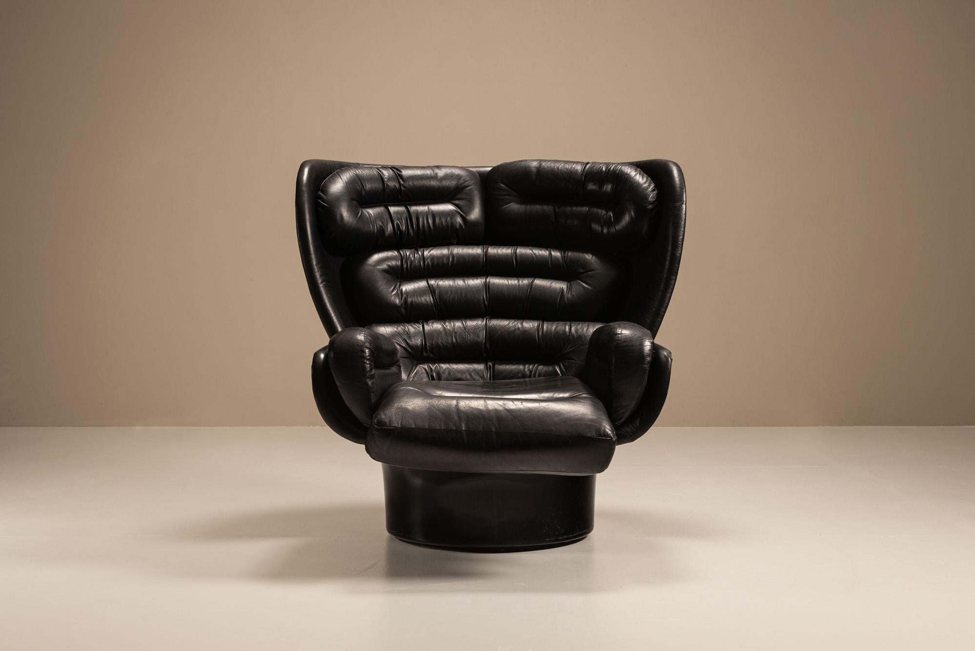 Sedia 'Elda' di Joe Colombo e Pouf Mario Brunu in pelle nera per il massimo comfort in vendita 3