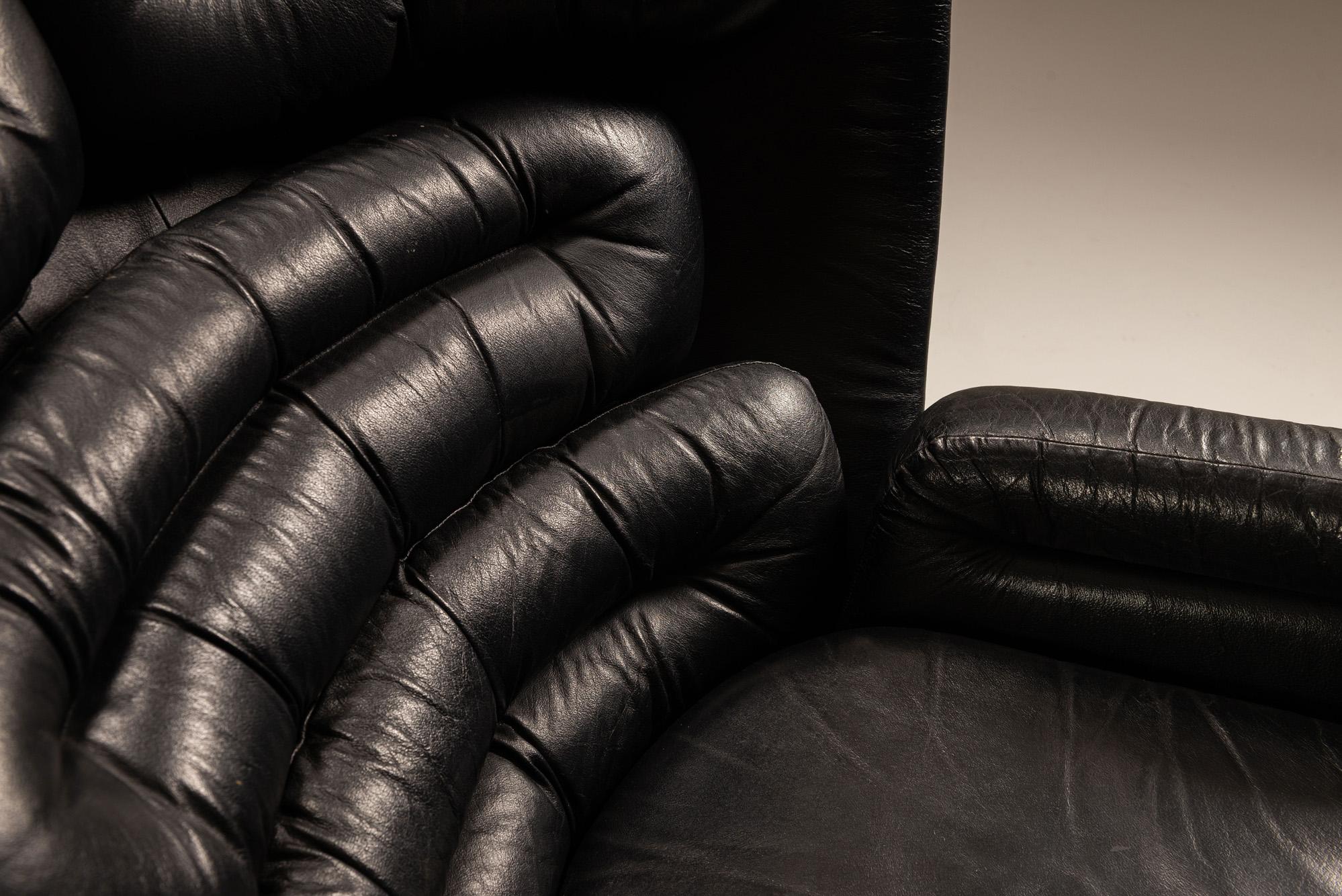 Sedia 'Elda' di Joe Colombo e Pouf Mario Brunu in pelle nera per il massimo comfort in vendita 5