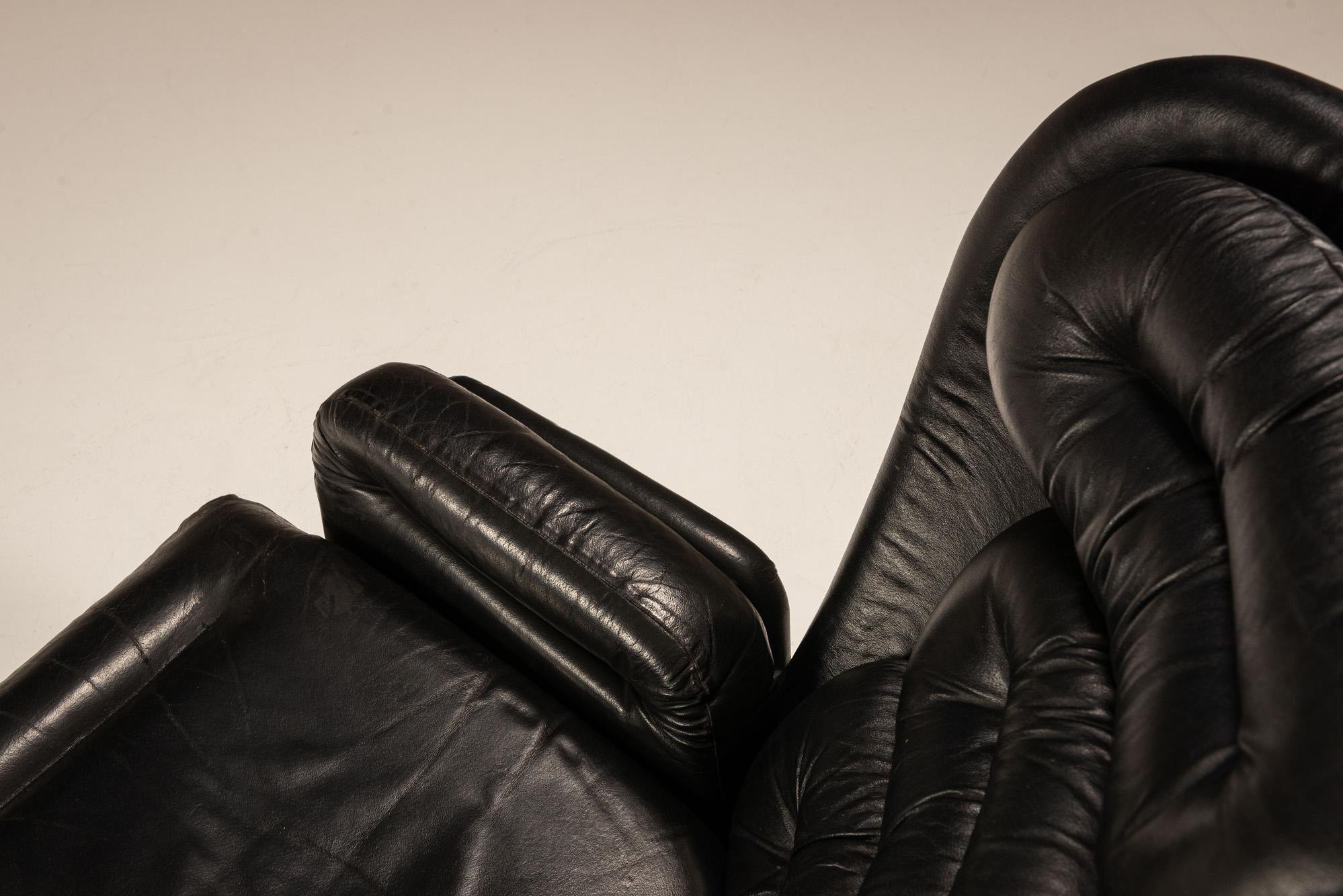 Sedia 'Elda' di Joe Colombo e Pouf Mario Brunu in pelle nera per il massimo comfort in vendita 8