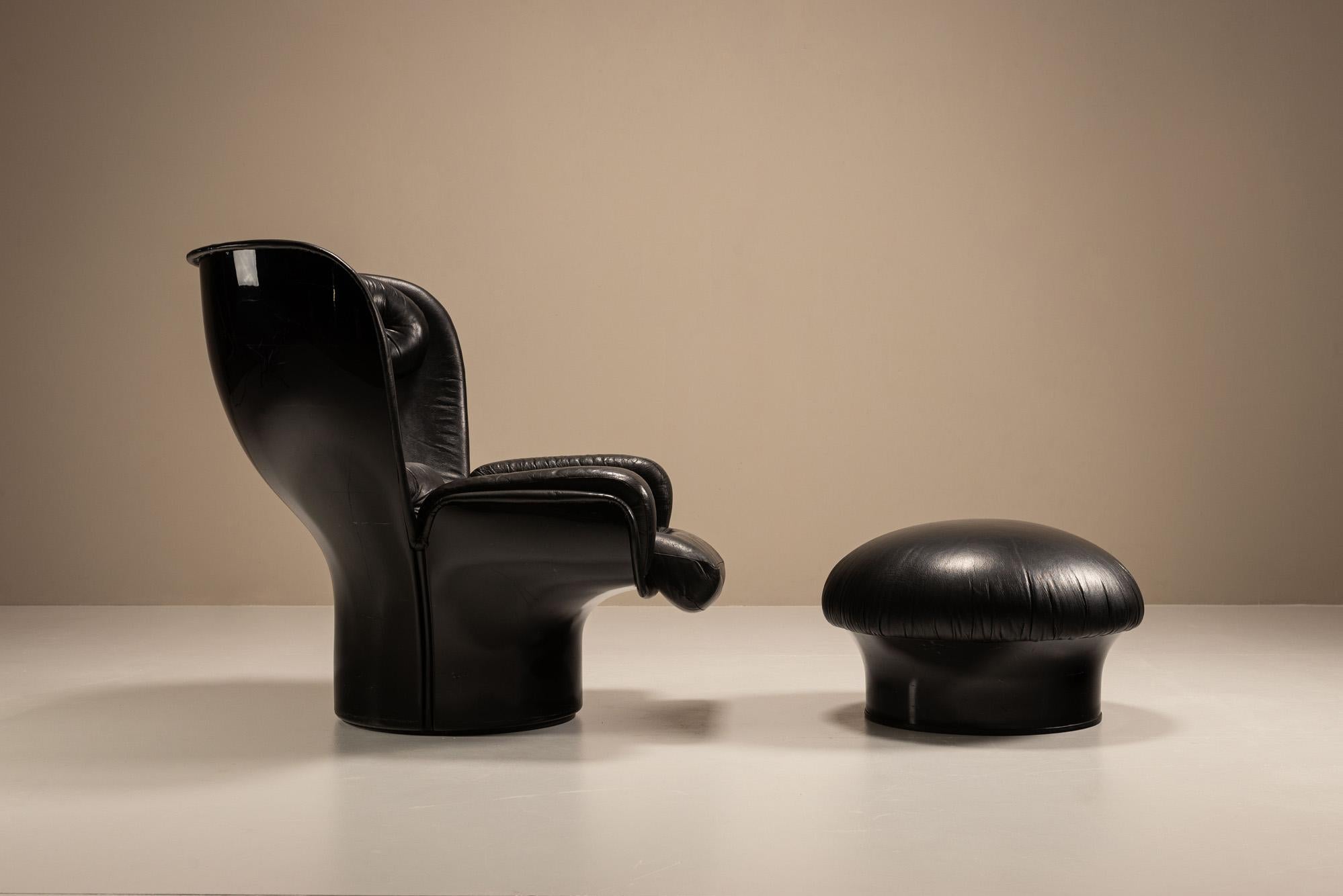 Una scultura in pelle nera e fibra di vetro; questa sedia Elda originale di Joe Colombo è qui abbinata a un raro pouf disegnato da Mario Brunu. Entrambe prodotte da Comfort, Italy, tra la fine degli anni '60 e l'inizio degli anni