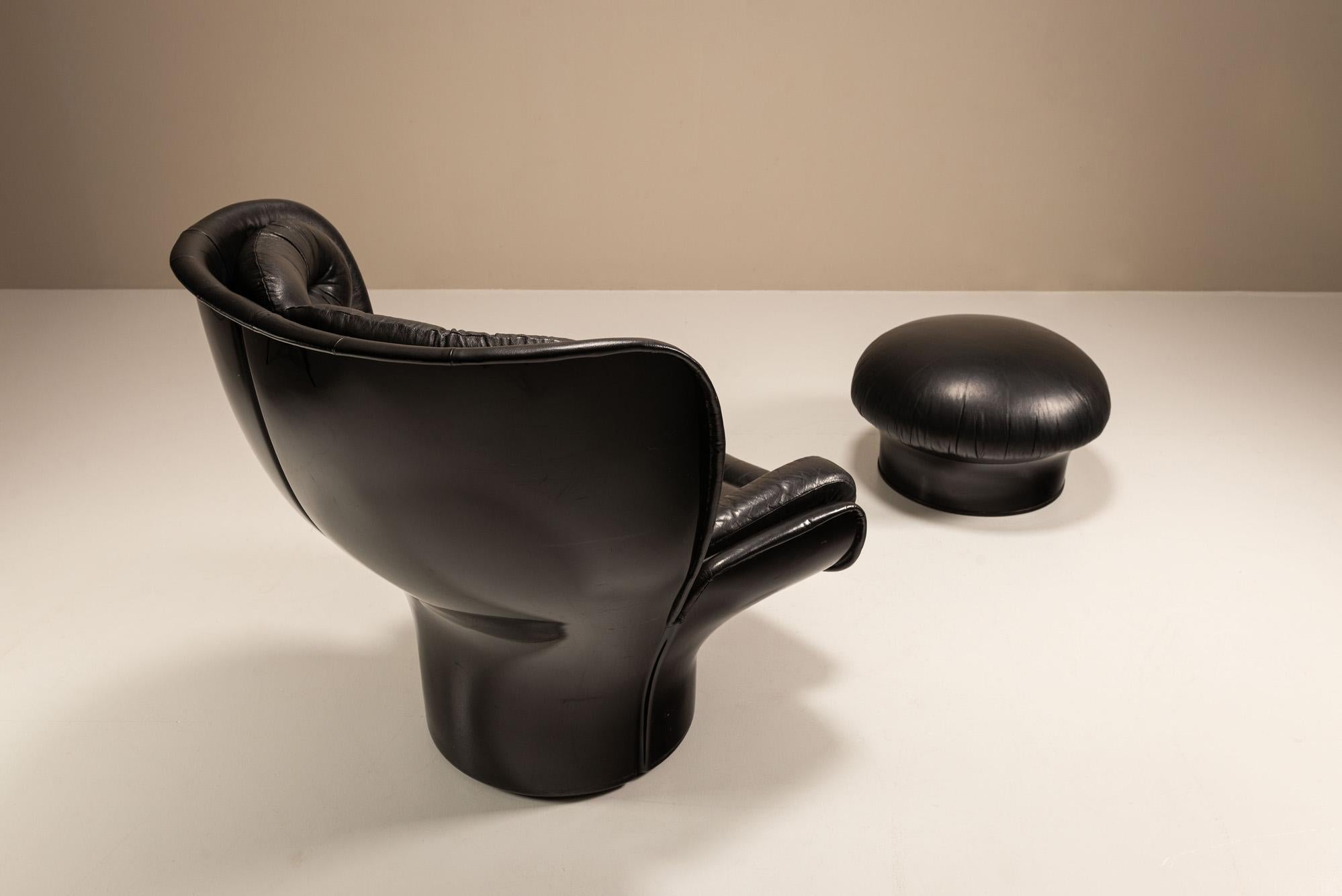 Italiano Sedia 'Elda' di Joe Colombo e Pouf Mario Brunu in pelle nera per il massimo comfort in vendita