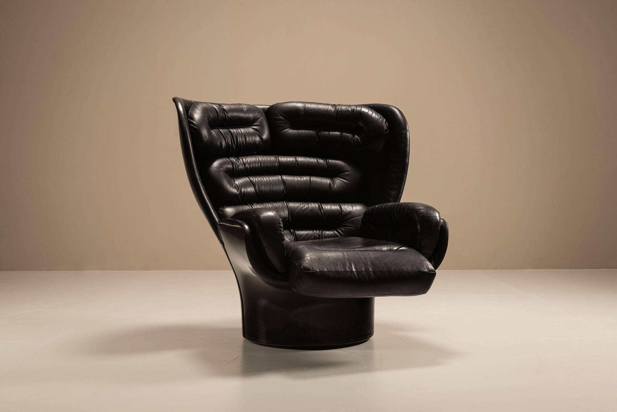 Pelle Sedia 'Elda' di Joe Colombo e Pouf Mario Brunu in pelle nera per il massimo comfort in vendita