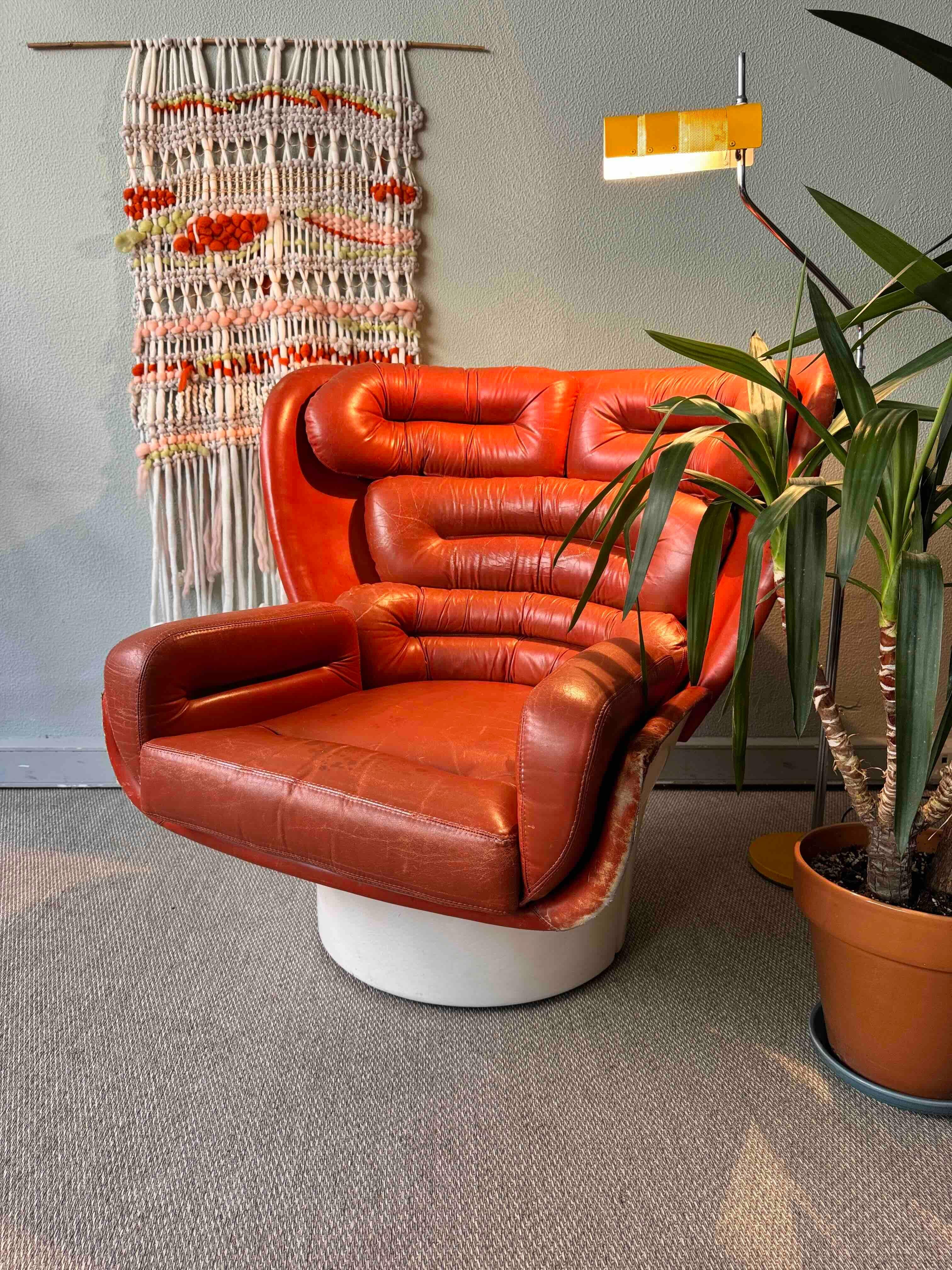 Iconic Elda Chair by Joe Colombo for Comfort - Collectible Design Masterpiece

The Elda Chair, designed by visionary Italian designer Joe Colombo for Comfort in the 1960s, is an unparalleled icon of mid-century modern design. Named after Colombo’s