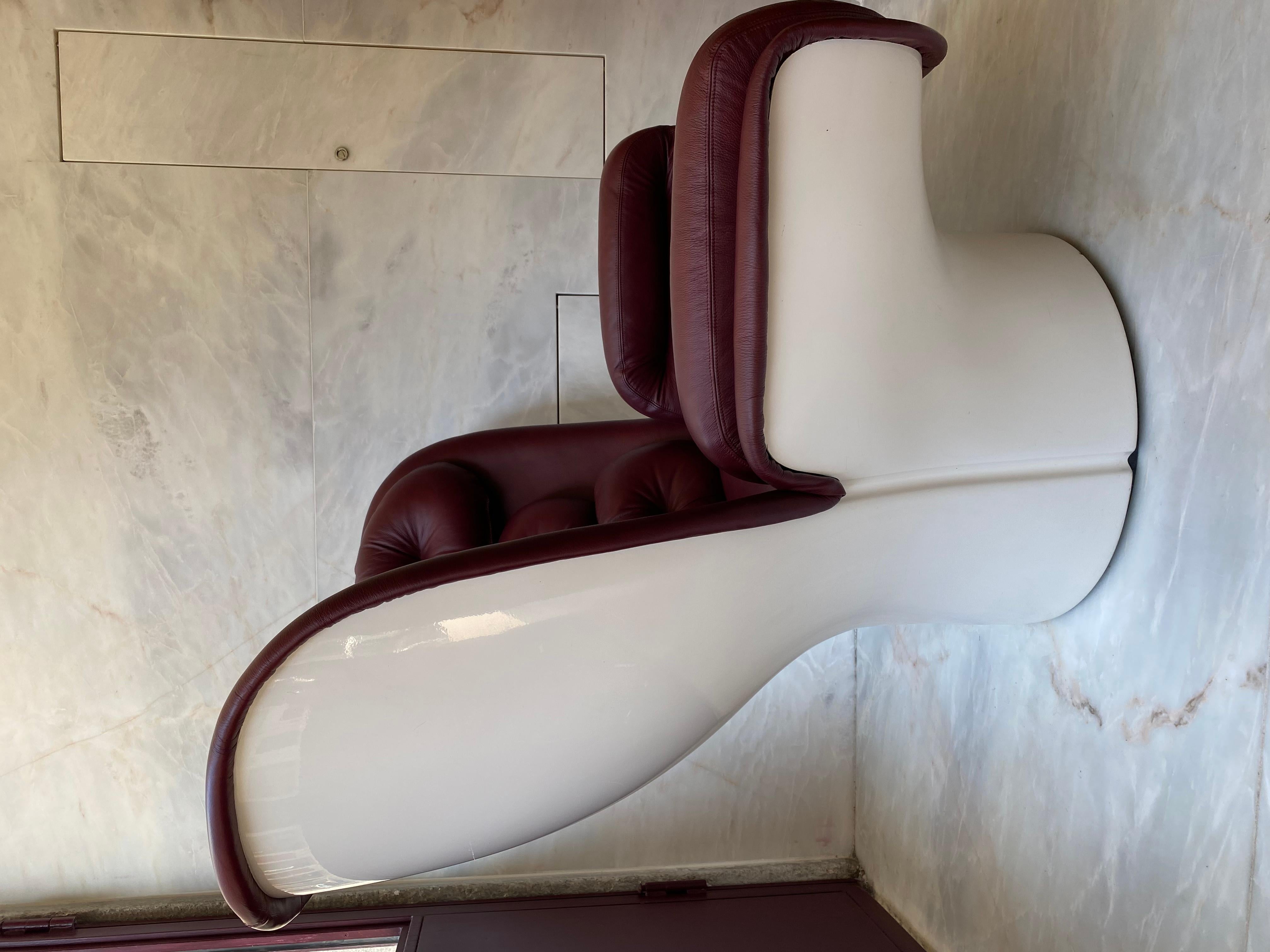 Elda Chaie designed in 1963 by Joe Colombo. produced in Italy.
It was considered very futuristic for its time.

The structure - Fiberglass white shell rotates on a 360 ° swivel base, which allows great mobility and orientation of the