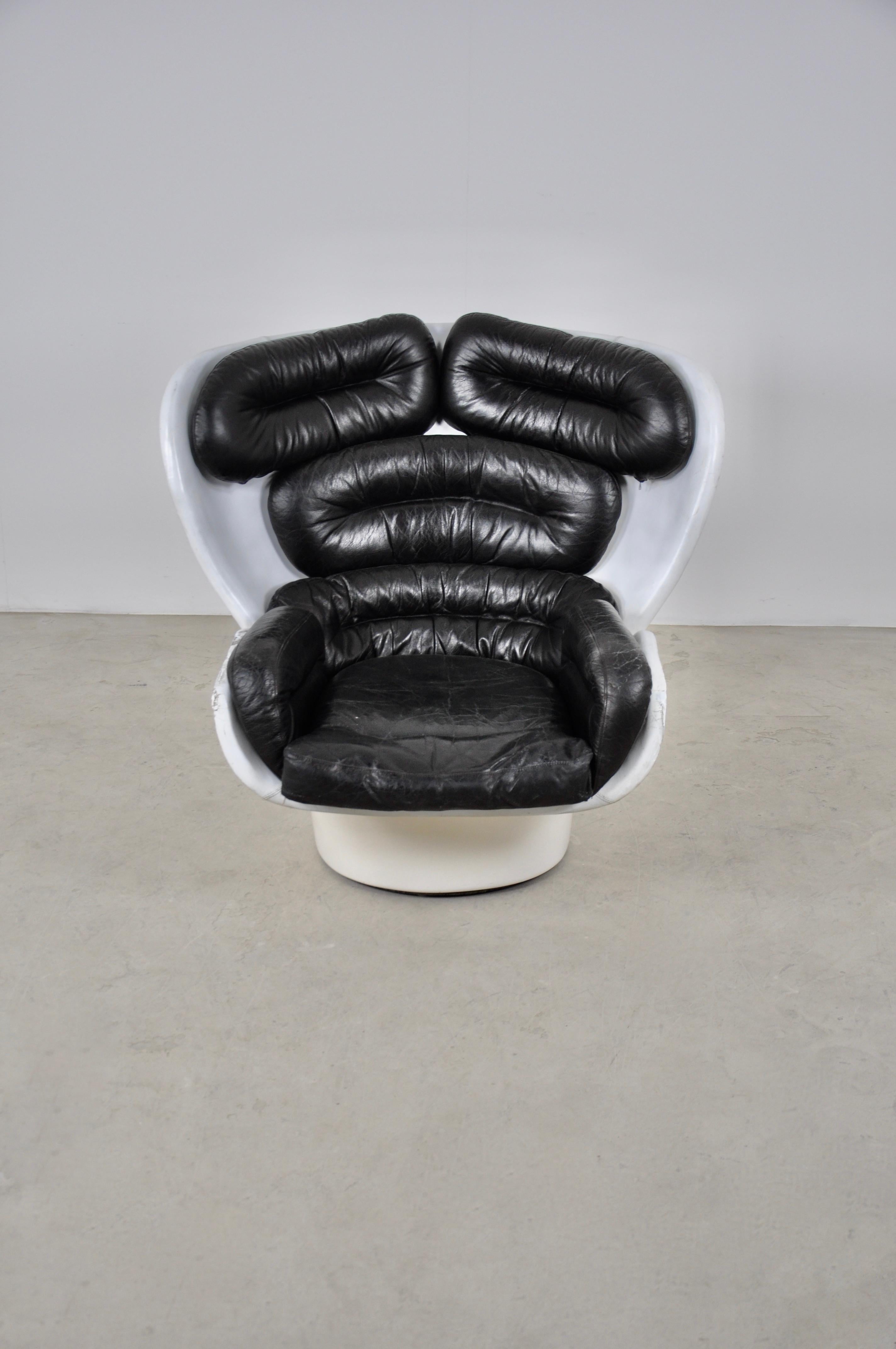 Fiberglass and leather armchair, seat height 37cm. Wear due to time and age of the chair. Wear on armrest and seat (see photo).
 