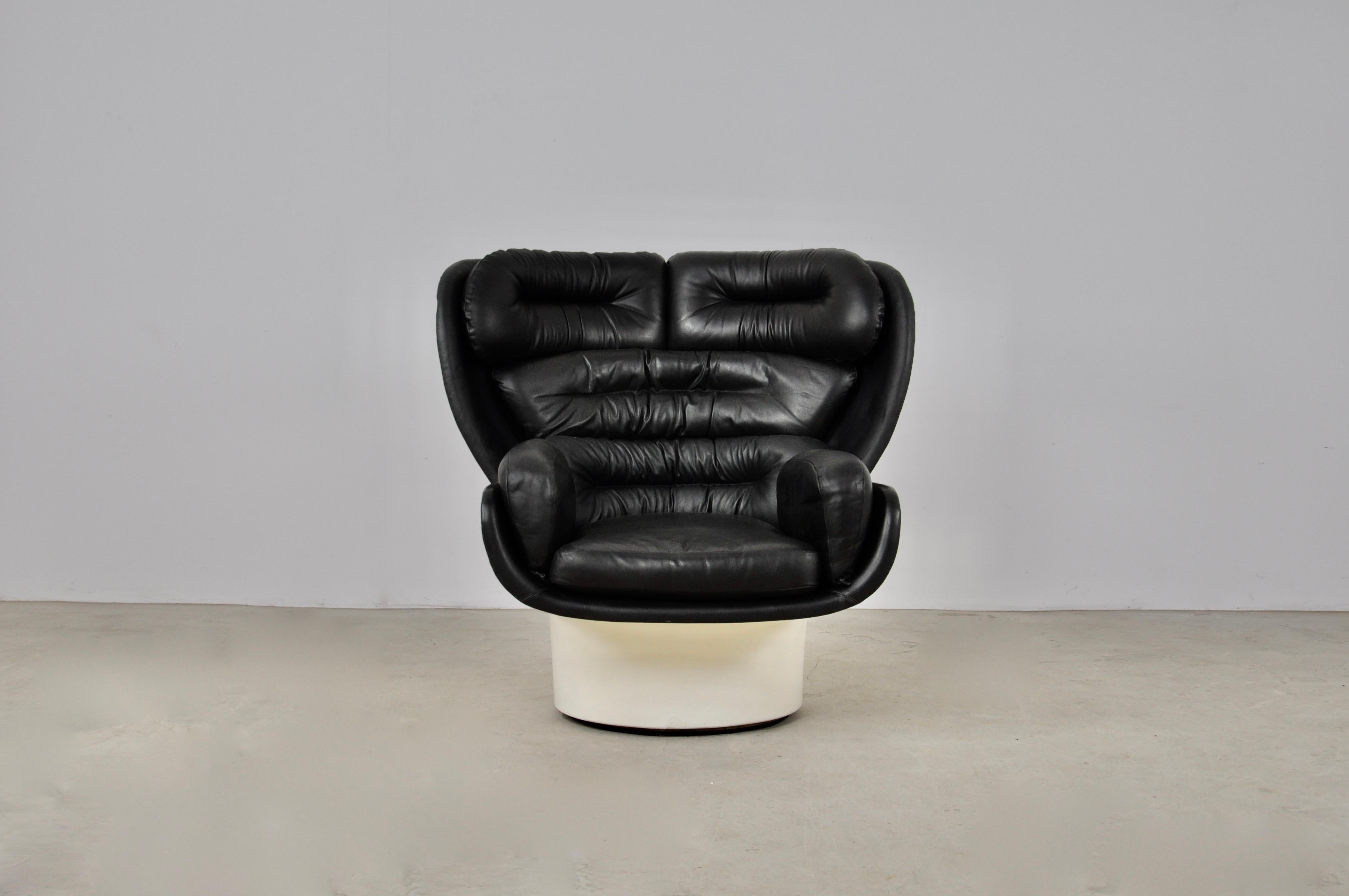 Fiberglass and leather armchair. Seat height: 39cm. Wear due to time and age of the chairs.