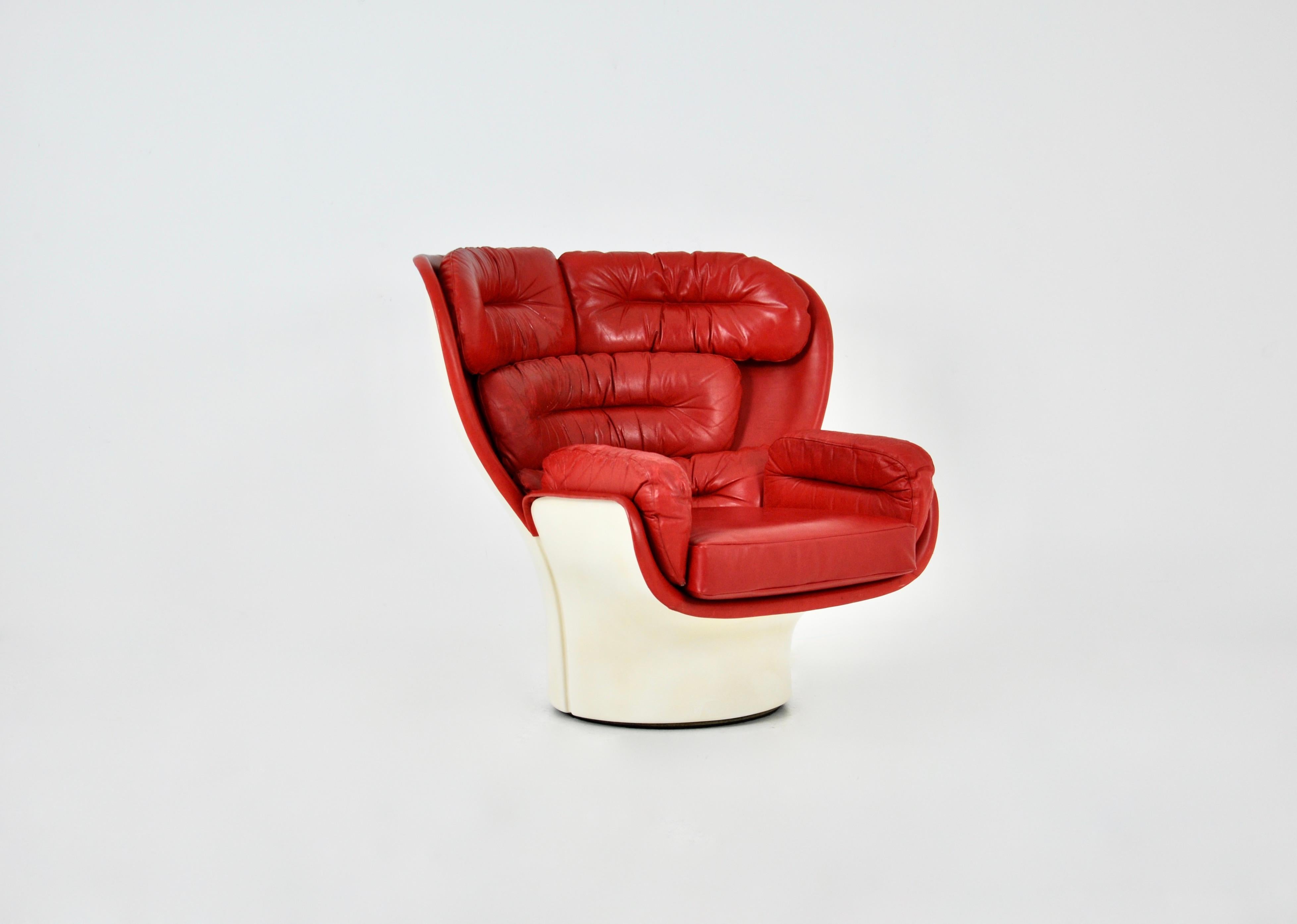 Swivel armchair in red leather and white shell. Seat height 40cm. Wear due to time and age.