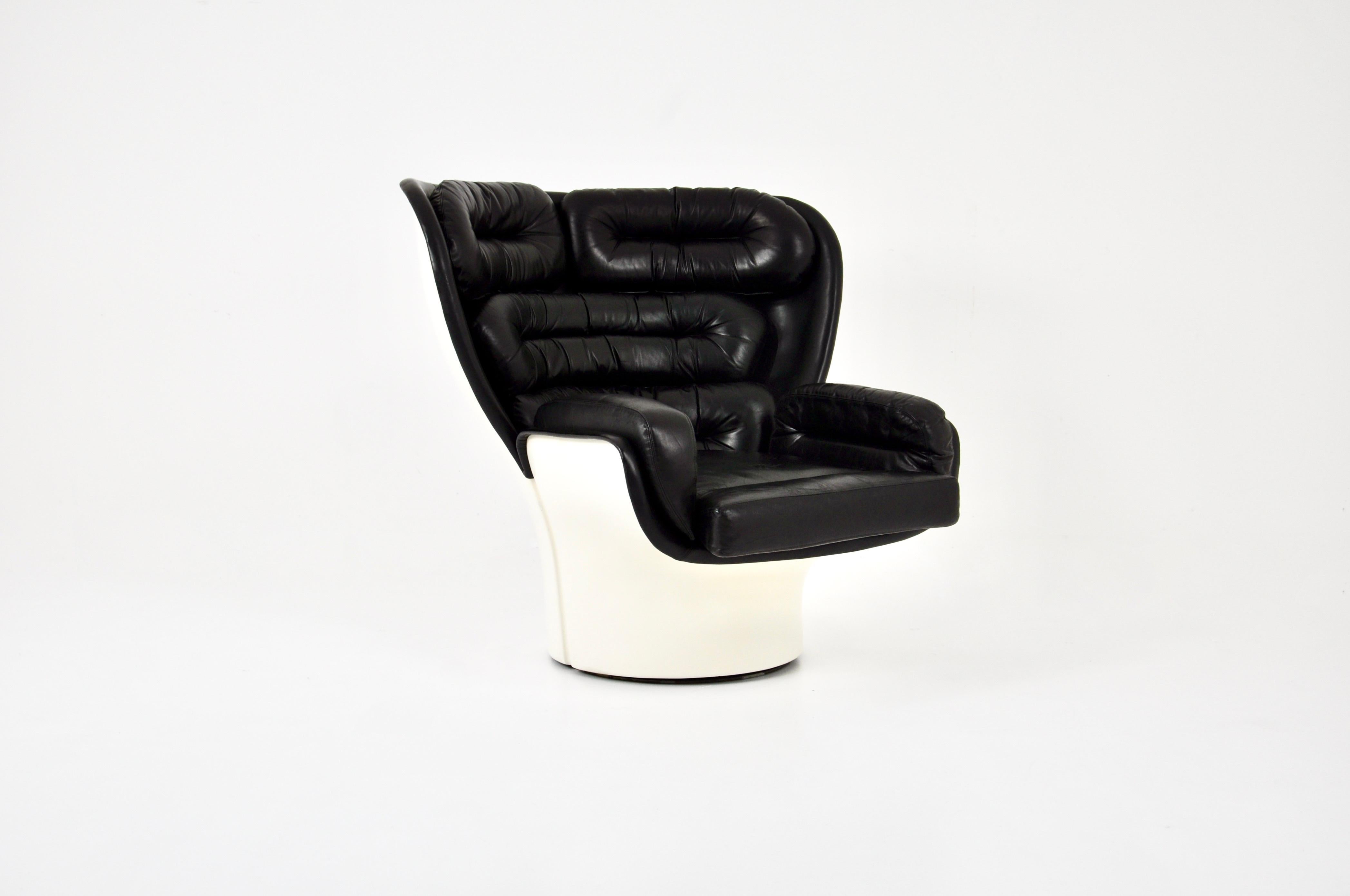 Swivel armchair in black leather and white shell by Joe Colombo. Elda model. Seat height 39cm. Wear due to time and age.