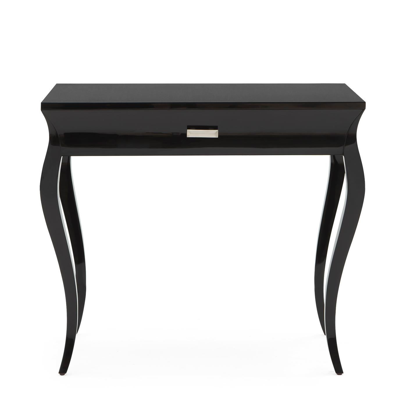 Side table or nightstand Elda with structure
in solid mahogany wood, hand carved wood in
black lacquered finish. with veneered mahogany 
top. Includes 1 drawer with ultra suede lining inside 
and drawer with easy glide system.
Also available in