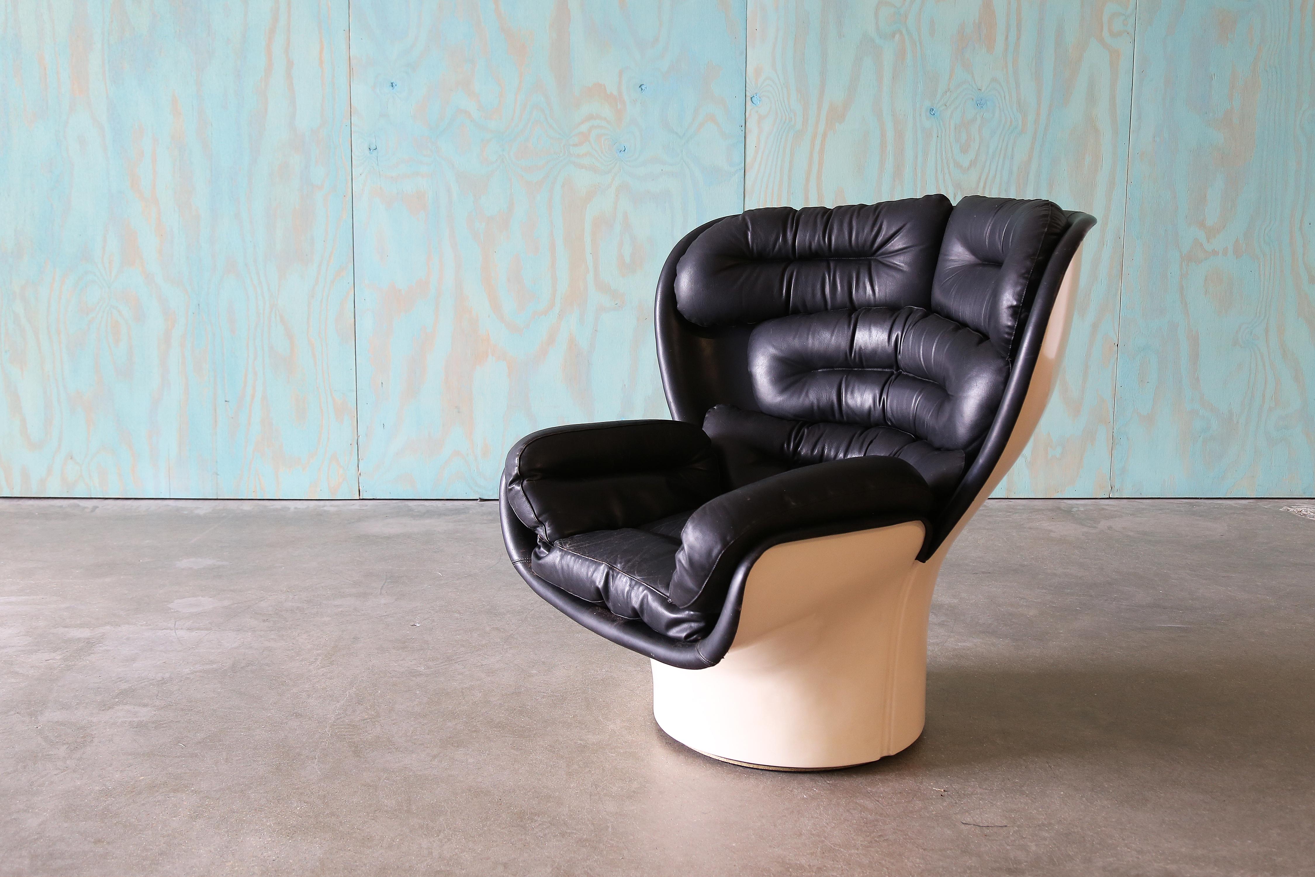 A swivel lounge chair in Fiberglass and black Leather. All original Elda Chair Designed By Joe Colombo for Comfort Italy. A unique design that sits on a hidden swivel base that spins freely 360 degrees. Separate removable cushions break up the