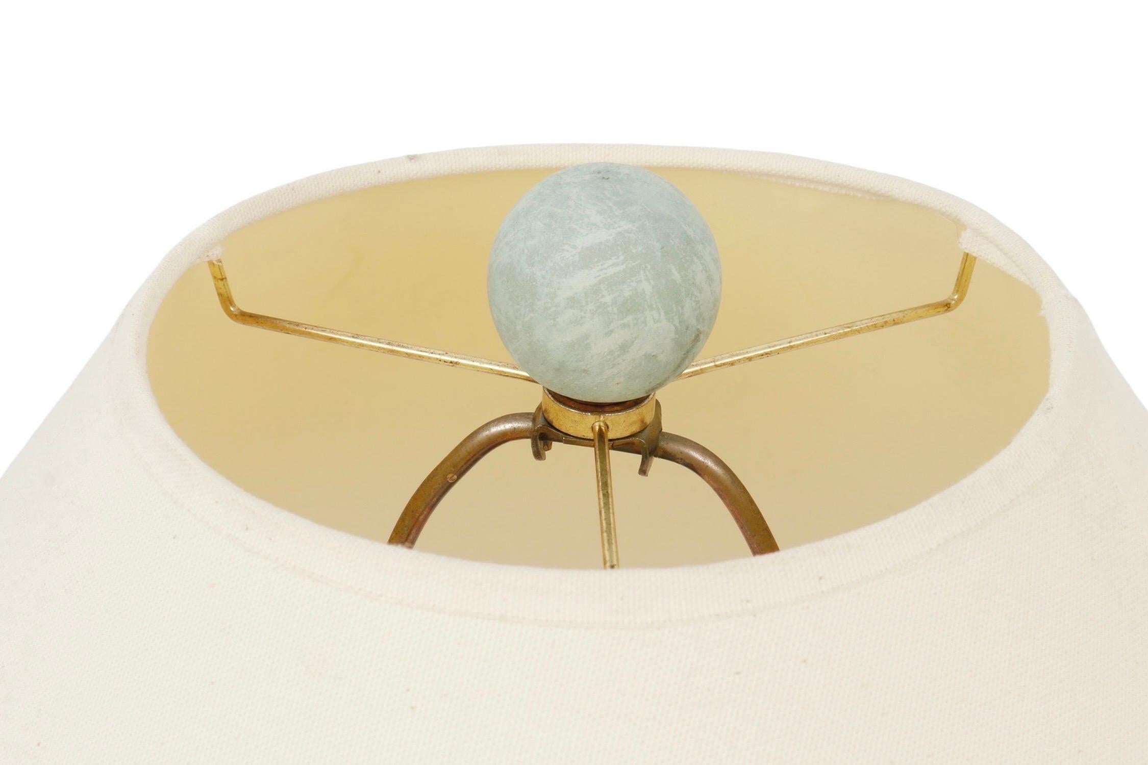 Une grande lampe de table en céramique fabriquée par Eldorado Mfg. Co. Un vase sculptural est décoré d'un motif géométrique irrégulier de lignes et d'arcs, en relief et en creux, fini dans un lait de chaux sur fond bleu. La lampe mesure 13 