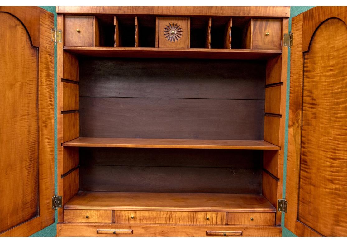 Armario librería de dos piezas de arce tigre estilo Chippendale de Eldred Wheeler en venta 4