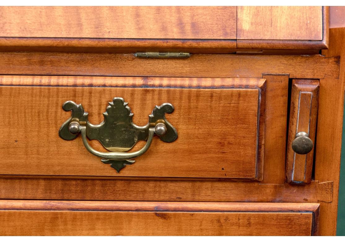 Armario librería de dos piezas de arce tigre estilo Chippendale de Eldred Wheeler en venta 7