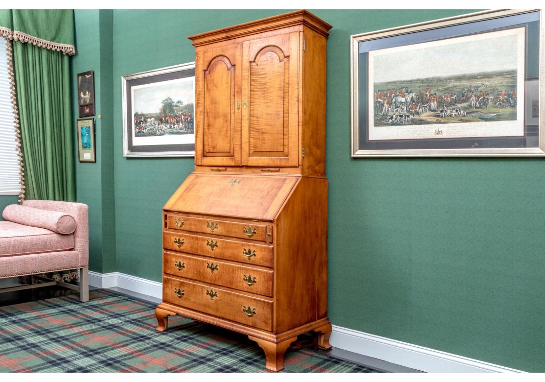 Armario librería de dos piezas de arce tigre estilo Chippendale de Eldred Wheeler en venta 8
