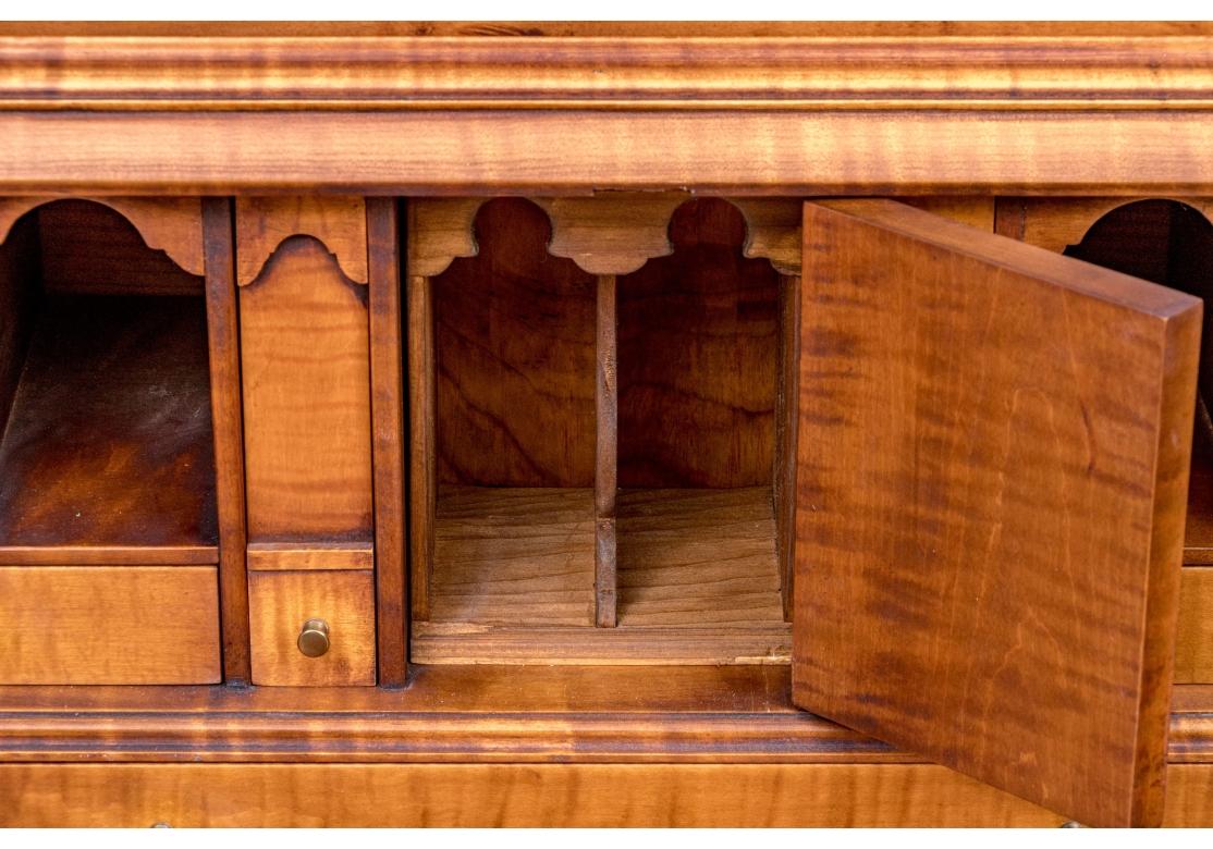 Armario librería de dos piezas de arce tigre estilo Chippendale de Eldred Wheeler Estadounidense en venta