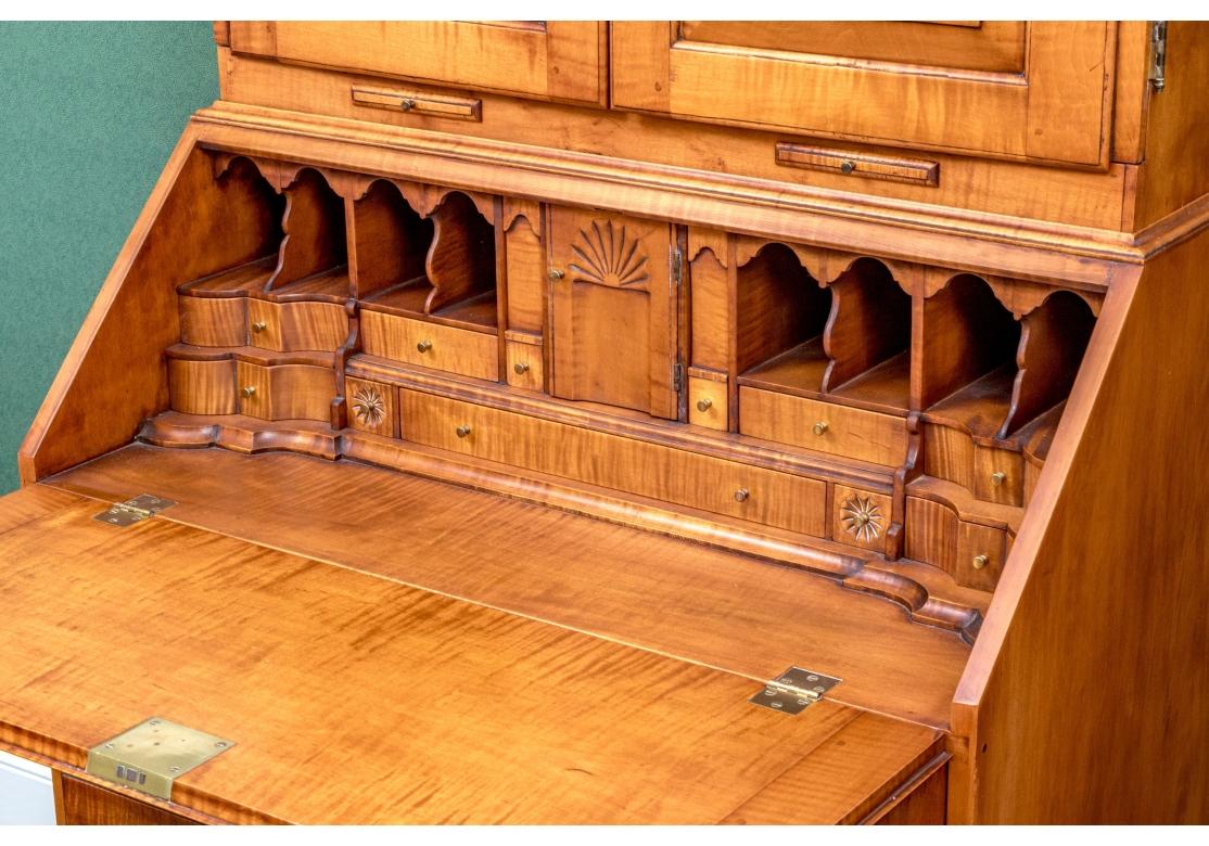 Armario librería de dos piezas de arce tigre estilo Chippendale de Eldred Wheeler en Bastante bueno estado para la venta en Bridgeport, CT