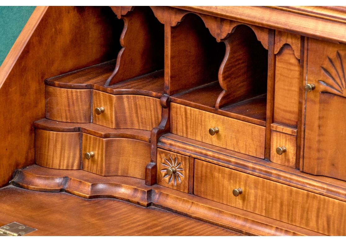Armario librería de dos piezas de arce tigre estilo Chippendale de Eldred Wheeler siglo XX en venta