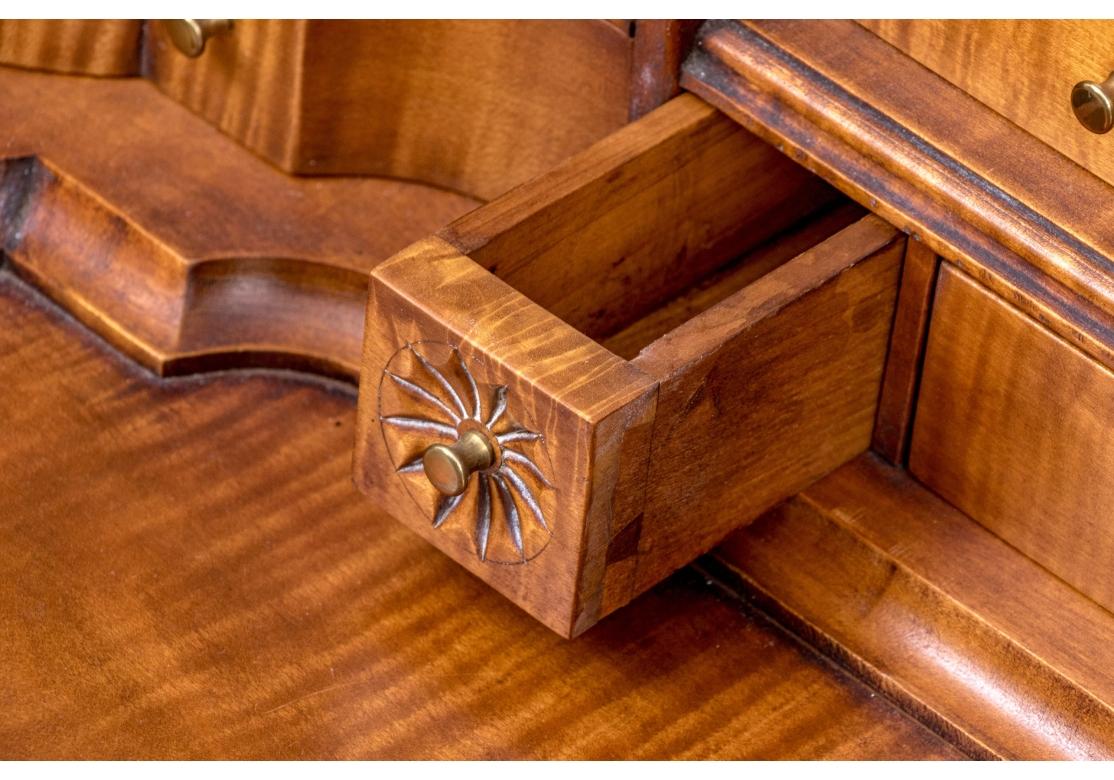 Armario librería de dos piezas de arce tigre estilo Chippendale de Eldred Wheeler Arce en venta