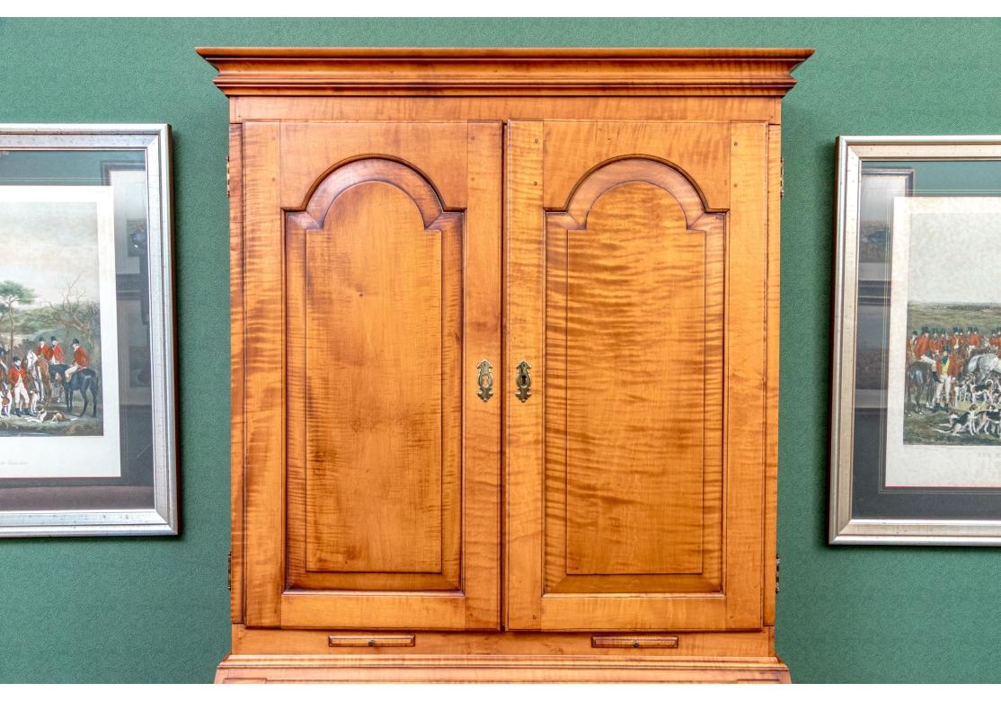 Armario librería de dos piezas de arce tigre estilo Chippendale de Eldred Wheeler en venta 1
