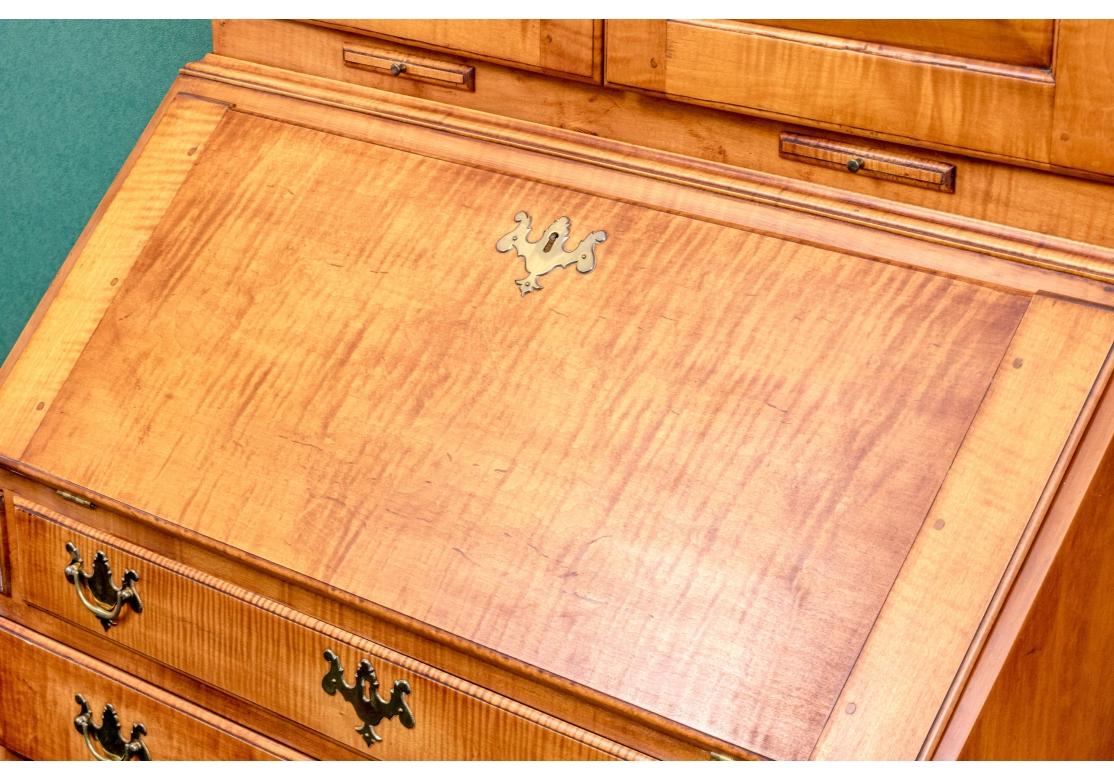 Armario librería de dos piezas de arce tigre estilo Chippendale de Eldred Wheeler en venta 2