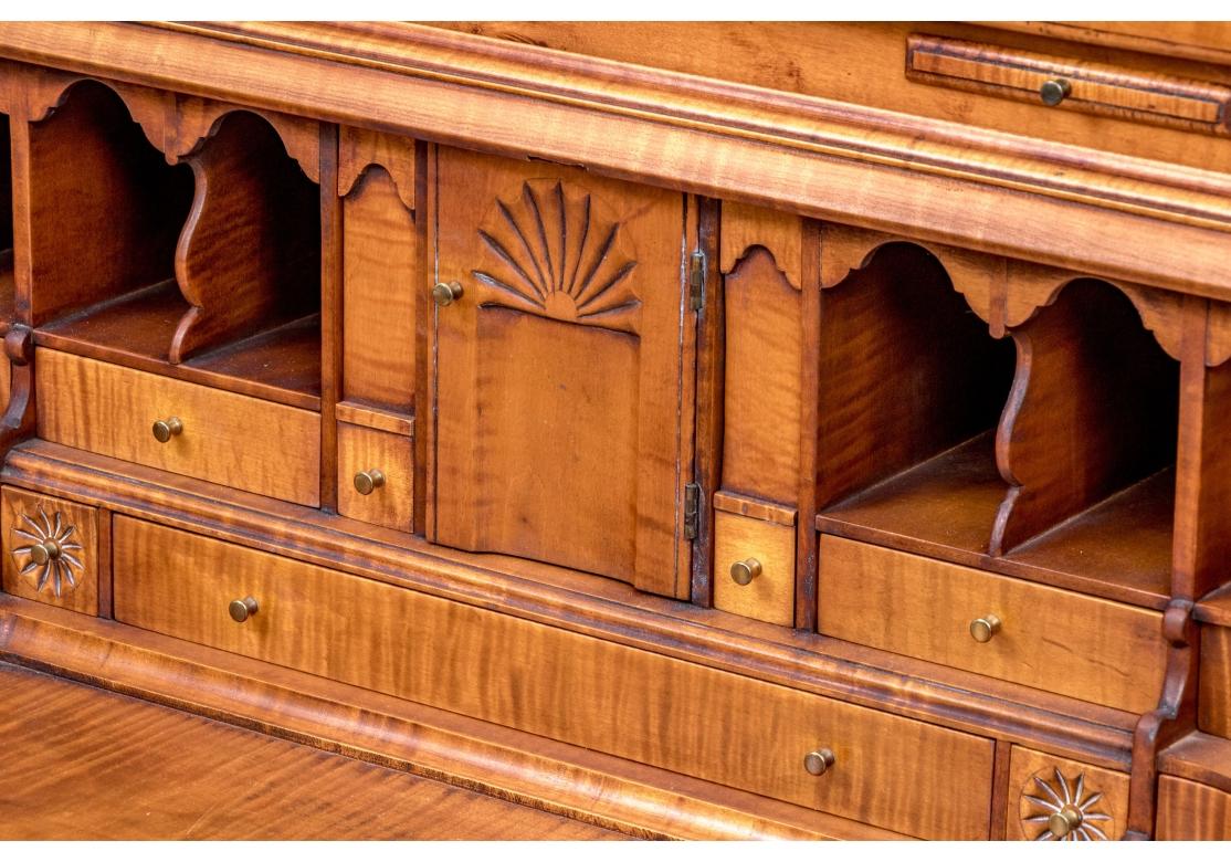 Armario librería de dos piezas de arce tigre estilo Chippendale de Eldred Wheeler en venta 3