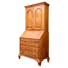 Armario librería de dos piezas de arce tigre estilo Chippendale de Eldred Wheeler