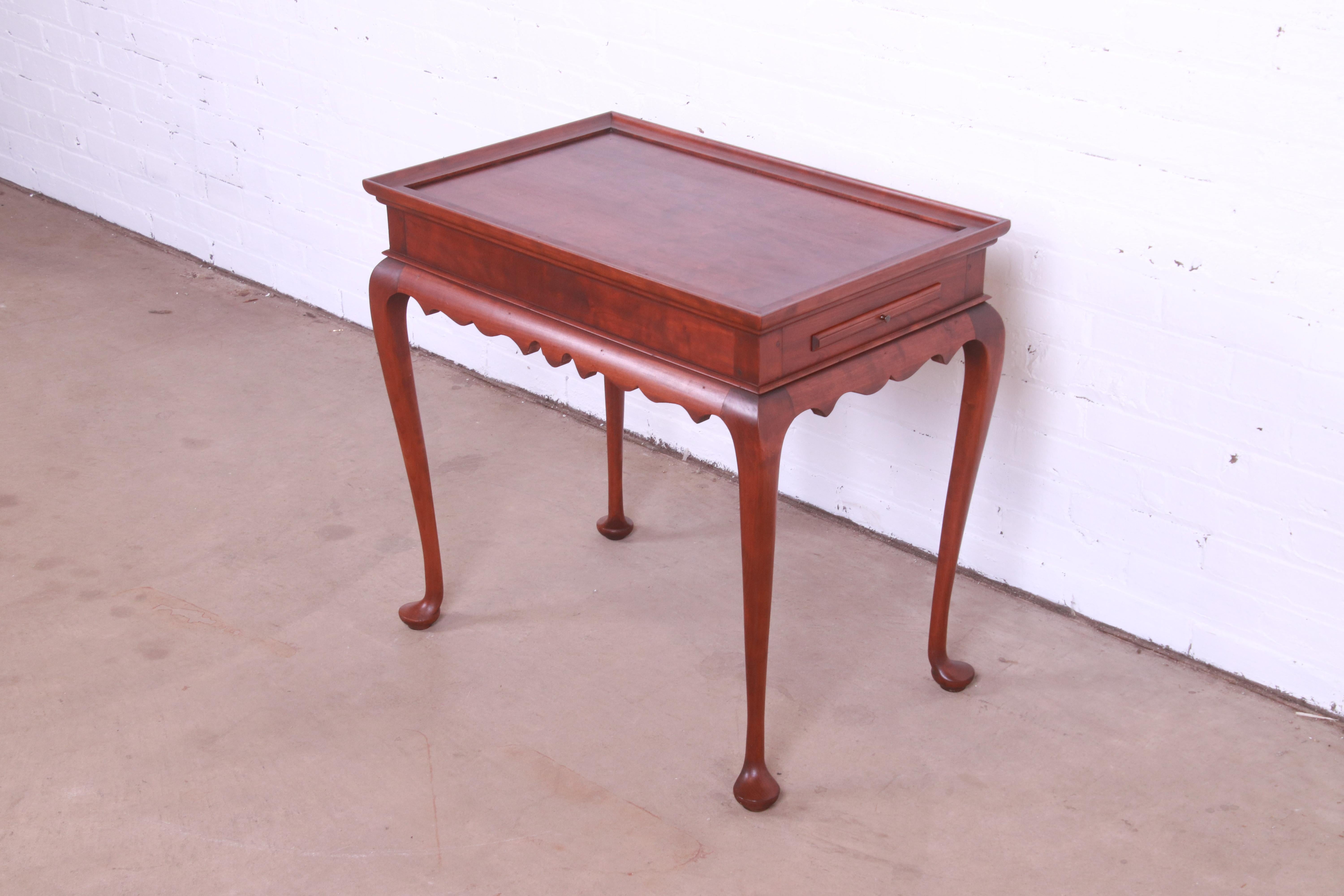 A gorgeous traditional Queen Anne cherry wood tea table or occasional side table

By Eldred Wheeler

USA, 20th century

Measures: 28.5