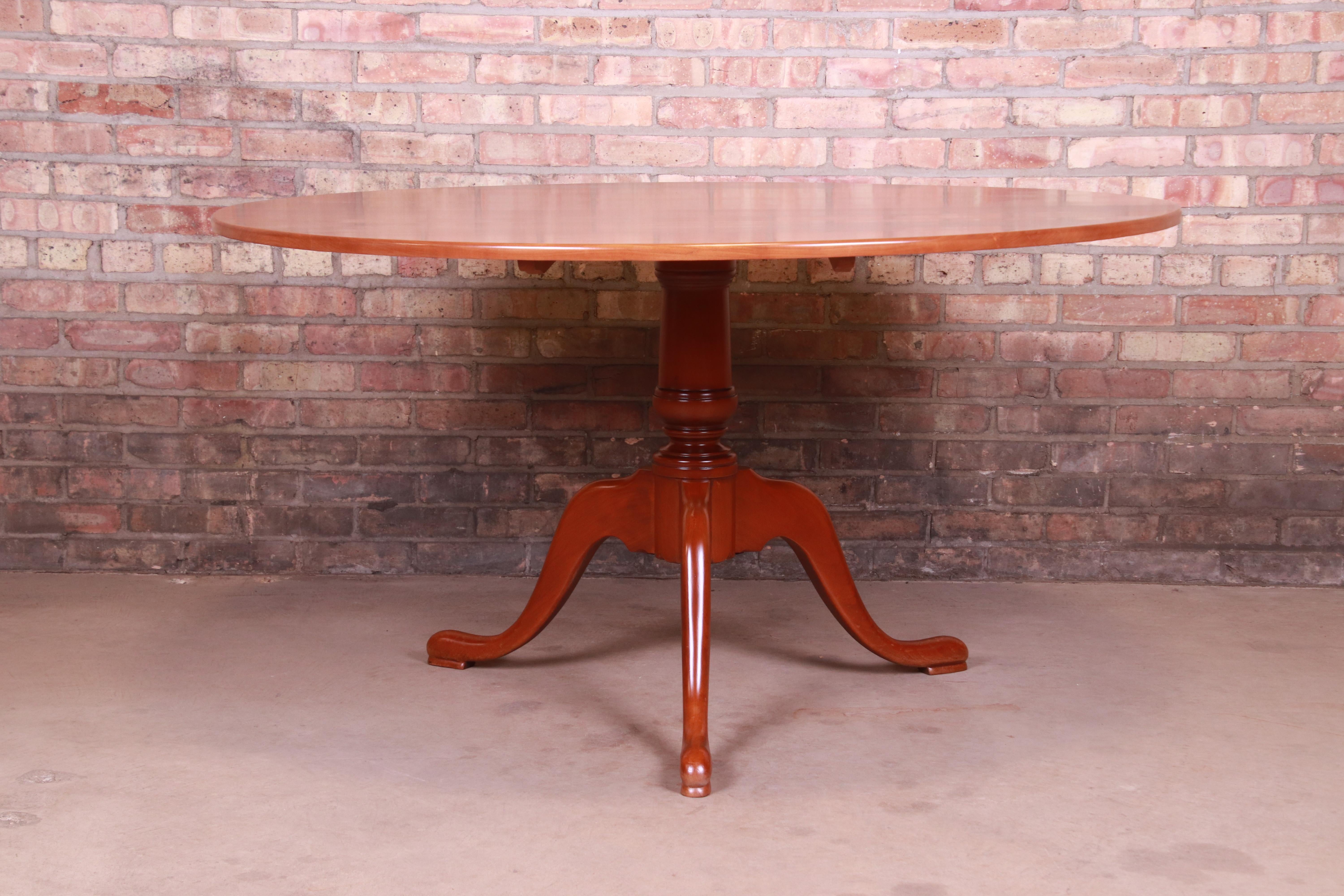 An exceptional Queen Anne style cherry wood tilt top pedestal breakfast table or dining table

By Eldred Wheeler

USA, late 20th century

Measures: 54