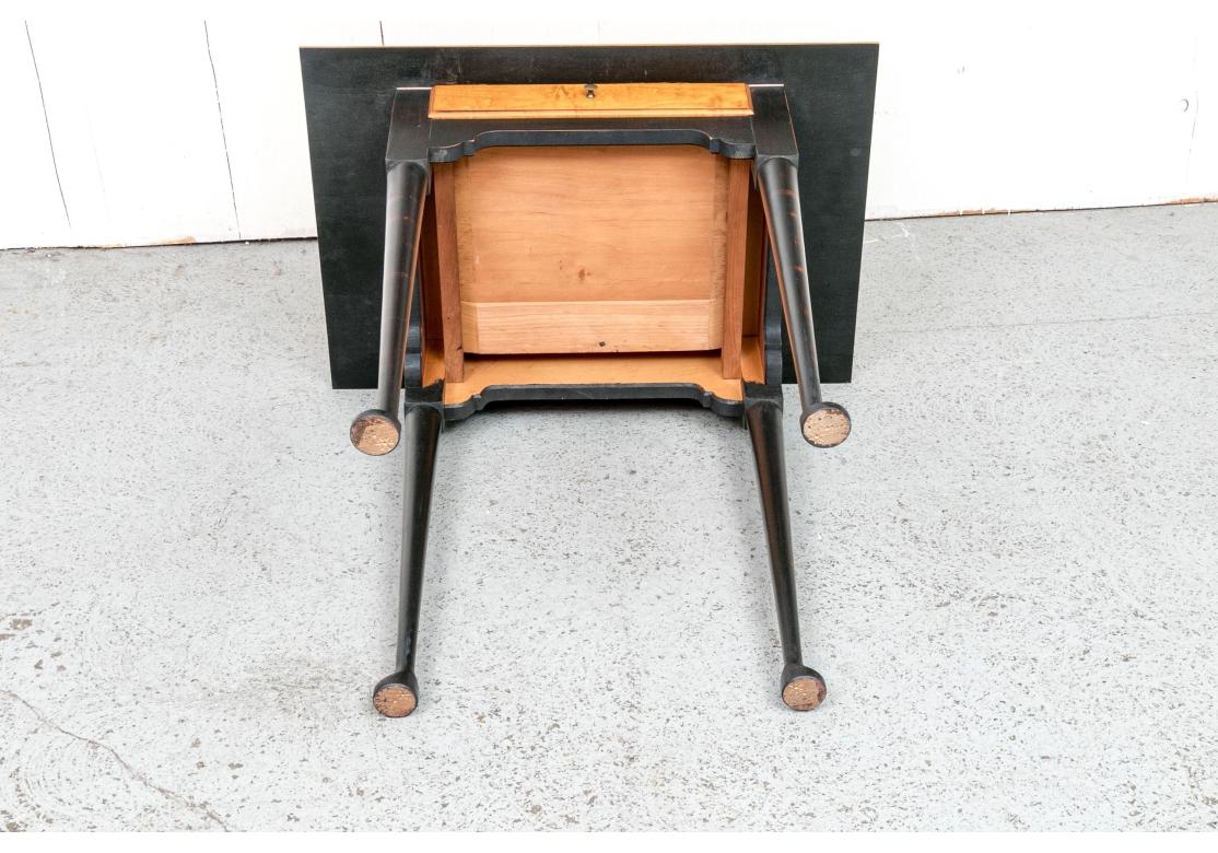 Eldred Wheeler, Queen Anne-Stil, Tiger-Ahorn-Beistelltisch mit Schublade im Angebot 8