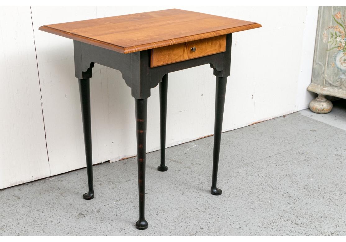 Eldred Wheeler, Queen Anne-Stil, Tiger-Ahorn-Beistelltisch mit Schublade (amerikanisch) im Angebot