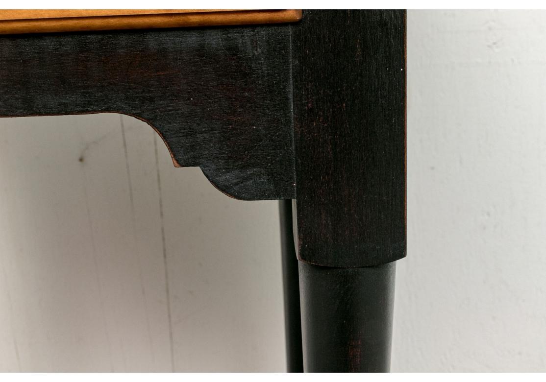 Eldred Wheeler, Queen Anne-Stil, Tiger-Ahorn-Beistelltisch mit Schublade (Ahornholz) im Angebot